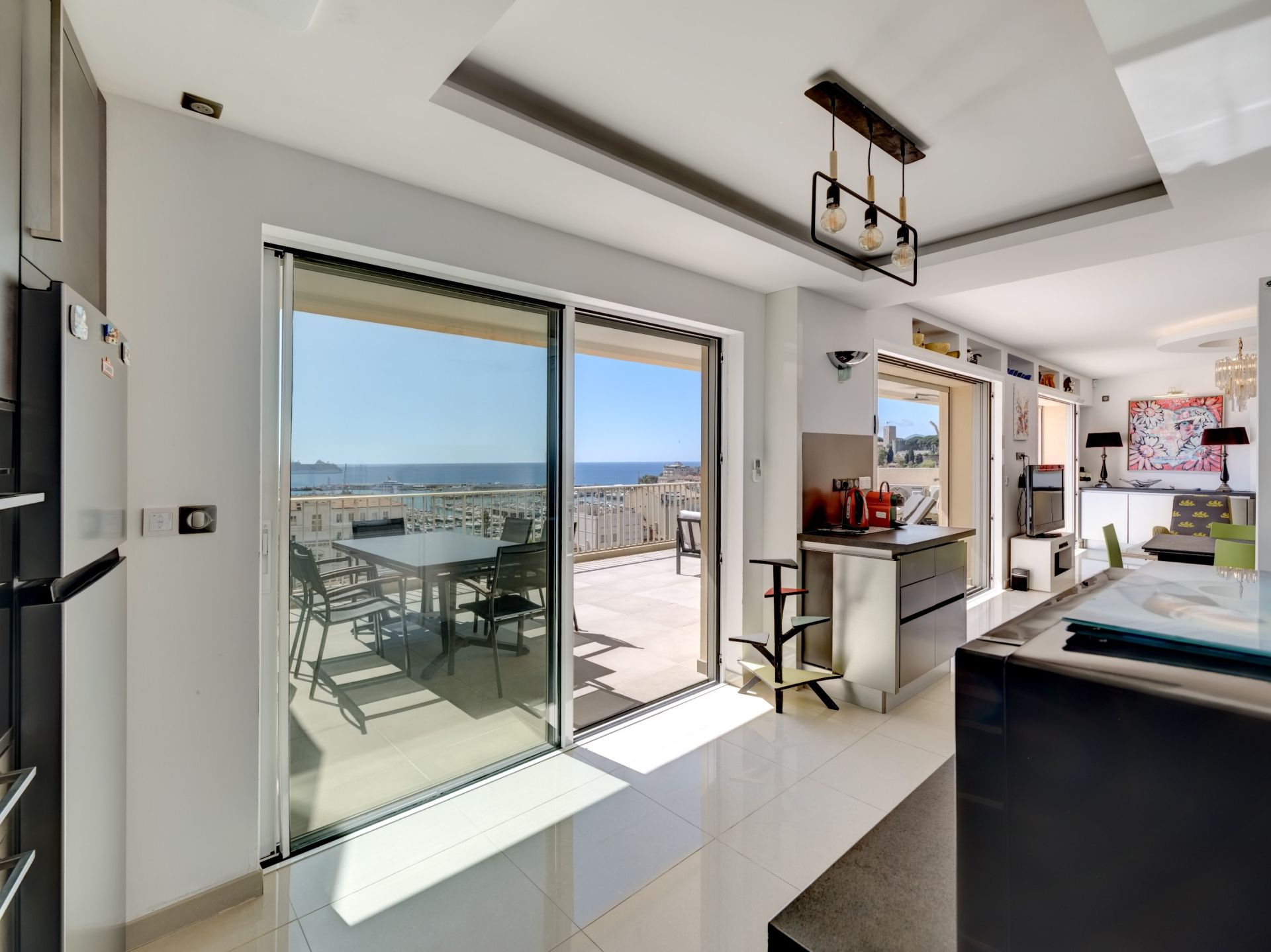 luxury apartment 3 Rooms for sale on CANNES (06400)