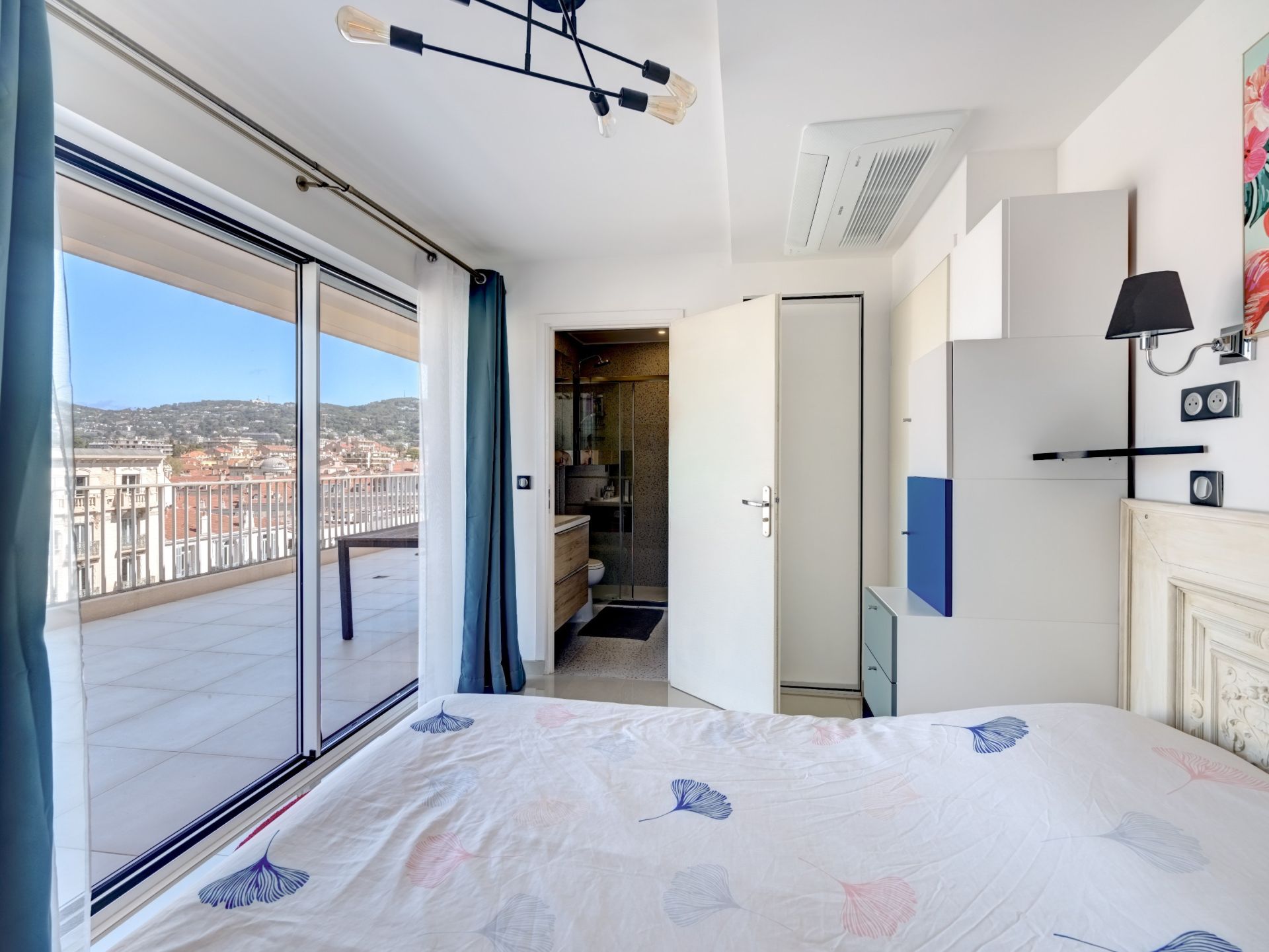 luxury apartment 3 Rooms for sale on CANNES (06400)