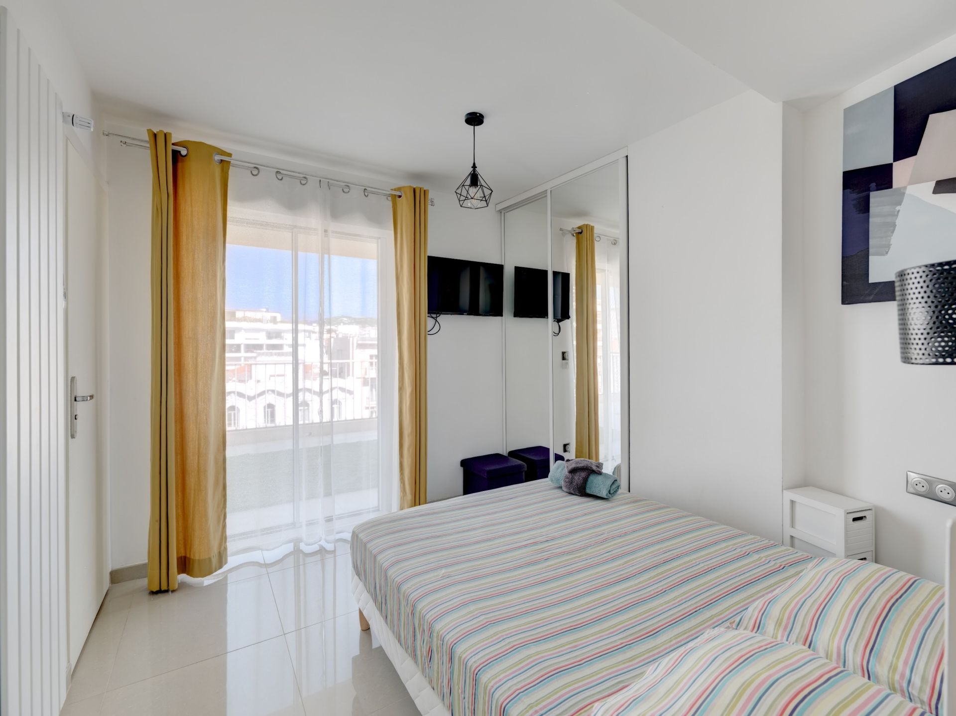 luxury apartment 3 Rooms for sale on CANNES (06400)