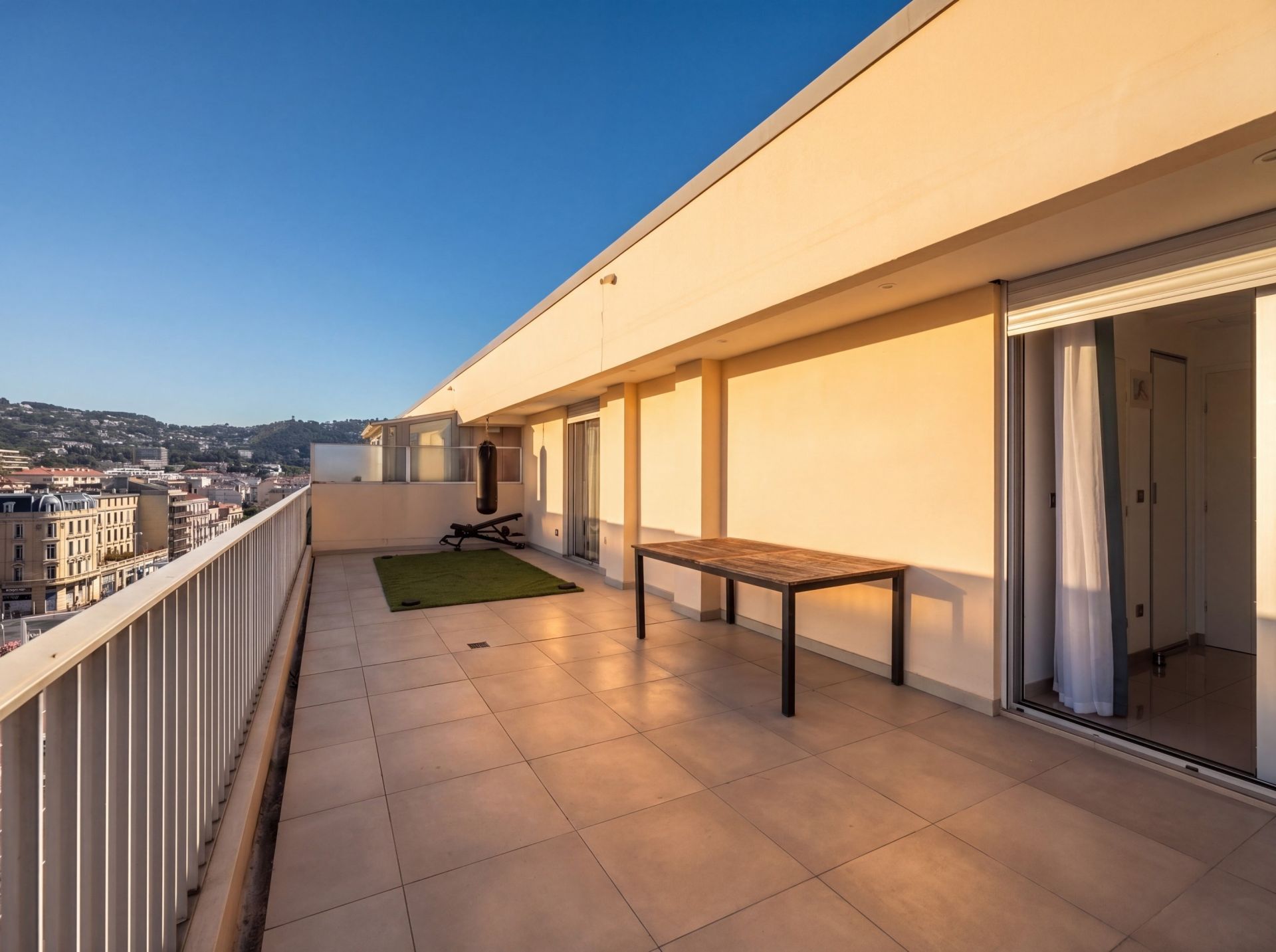 luxury apartment 3 Rooms for sale on CANNES (06400)