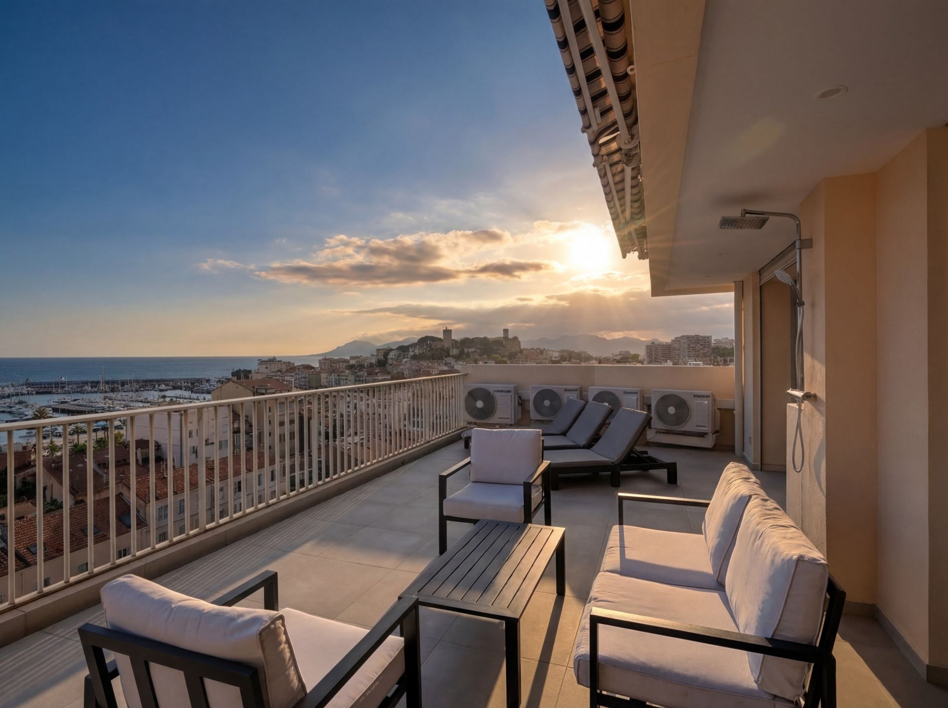 luxury apartment 3 Rooms for sale on CANNES (06400)