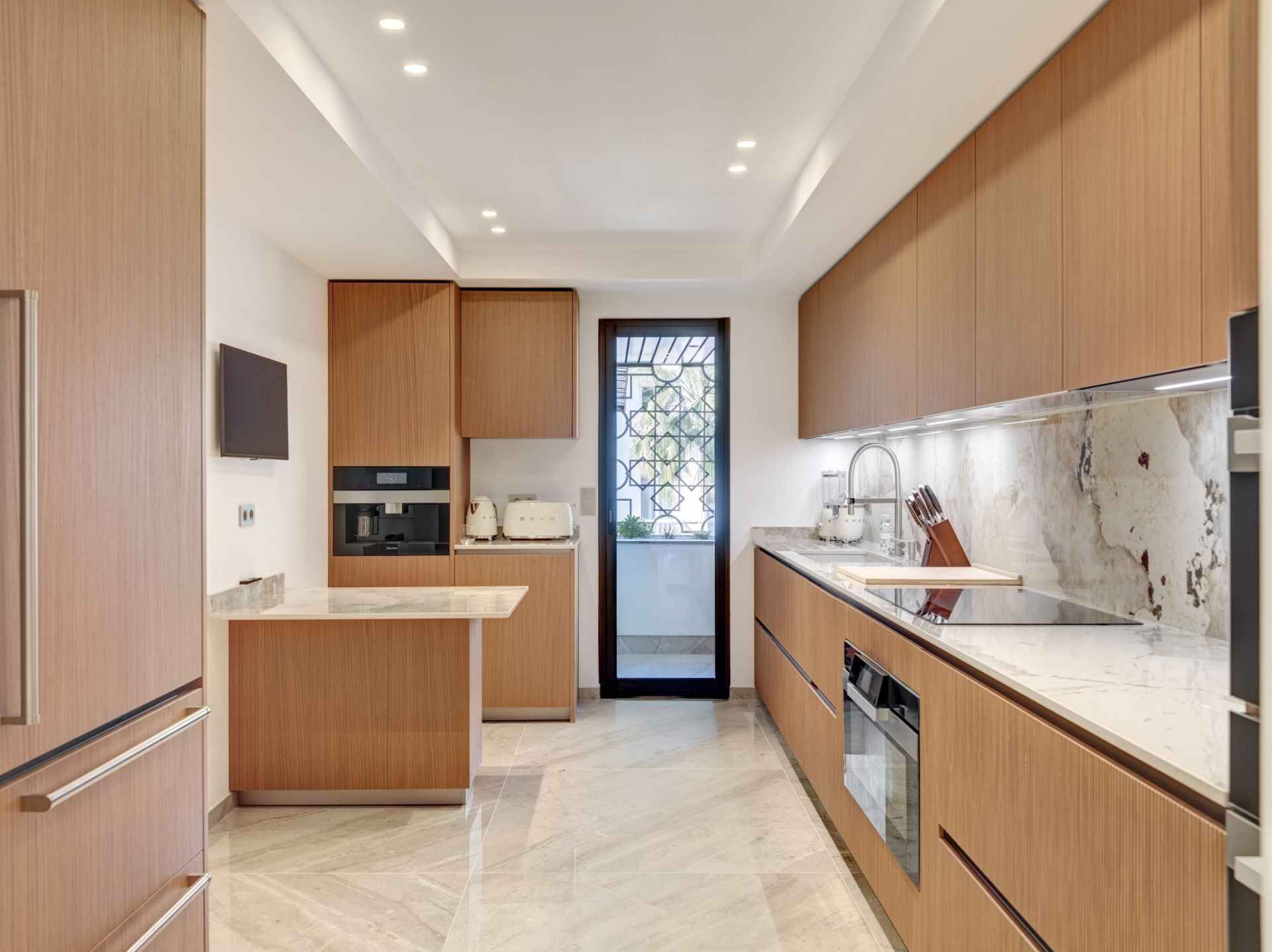 luxury apartment 6 Rooms for sale on CANNES (06400)