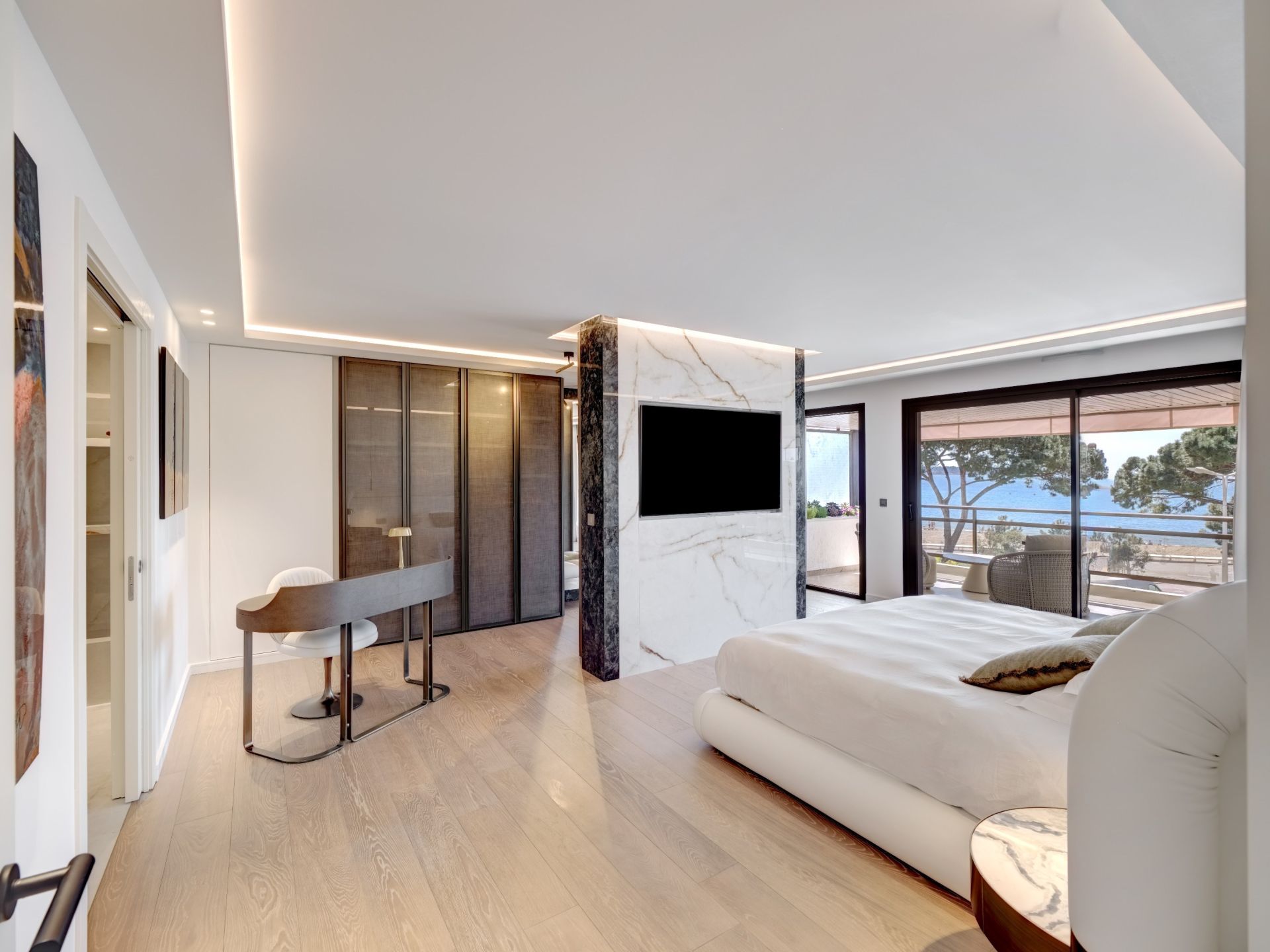 luxury apartment 6 Rooms for sale on CANNES (06400)