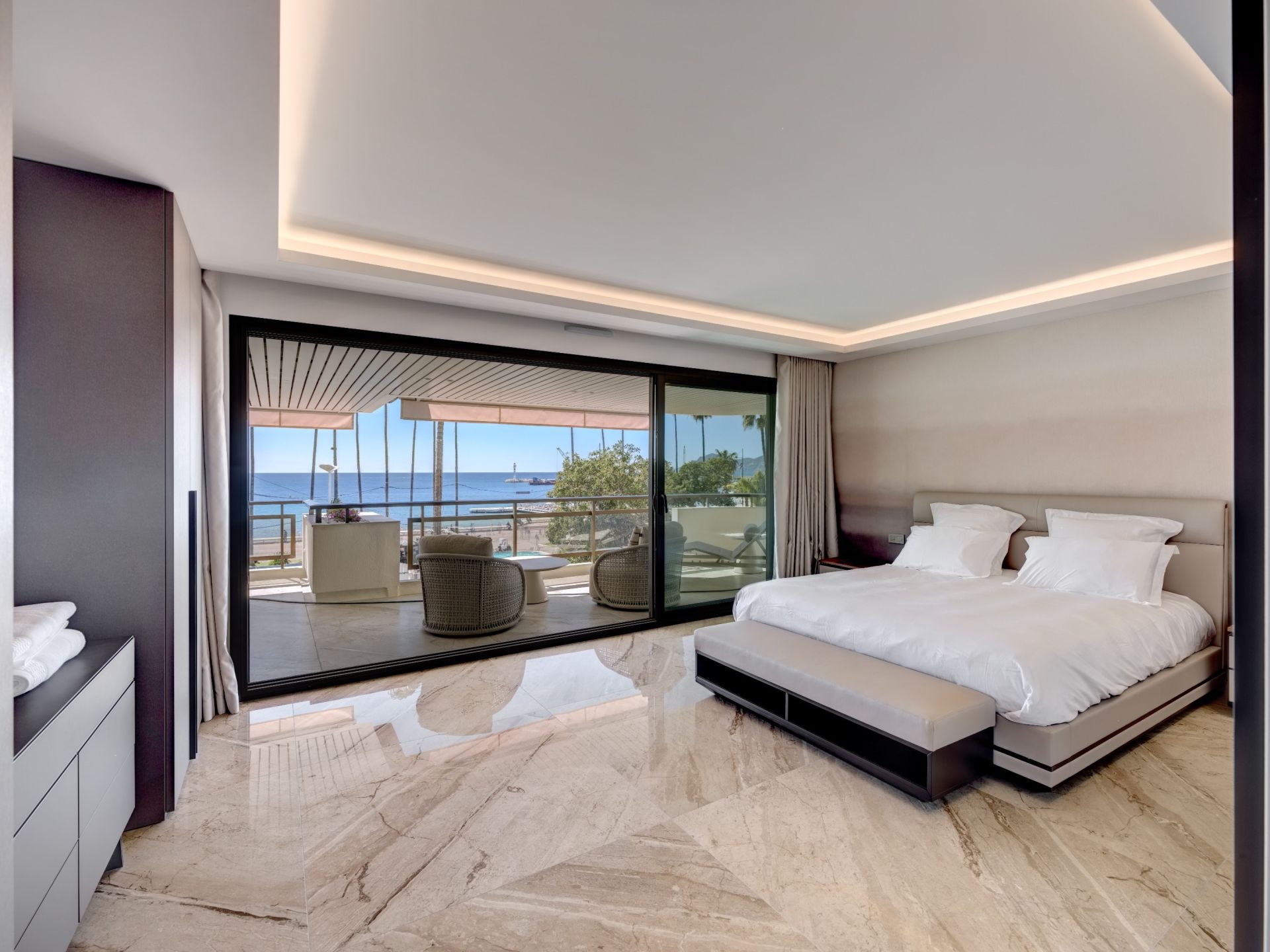 luxury apartment 6 Rooms for sale on CANNES (06400)