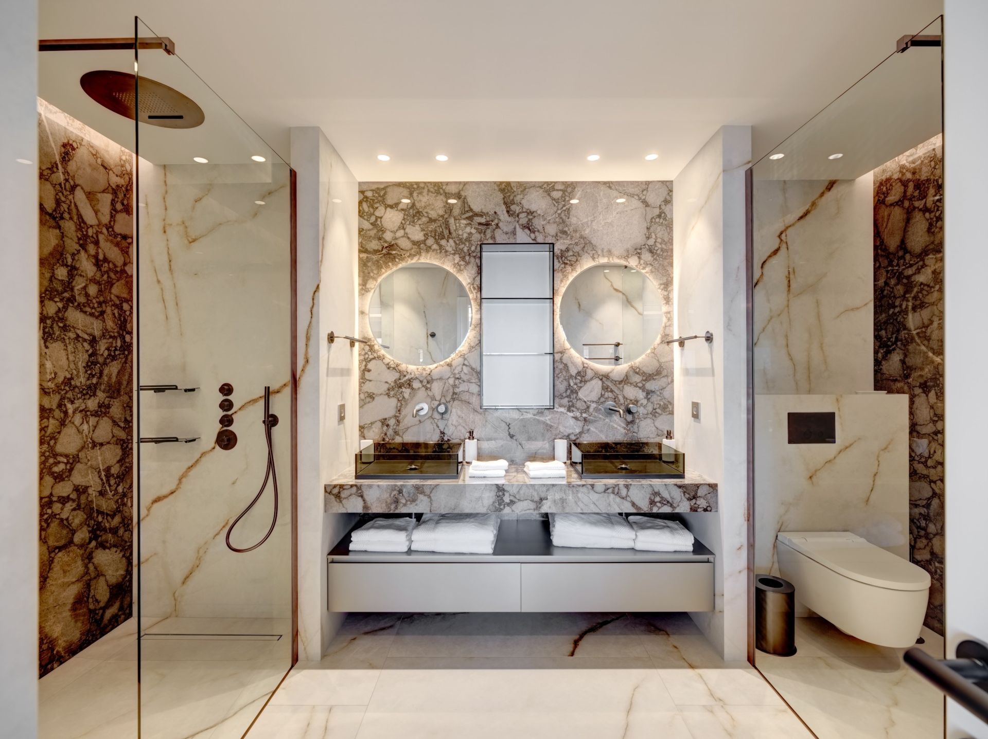 luxury apartment 6 Rooms for sale on CANNES (06400)