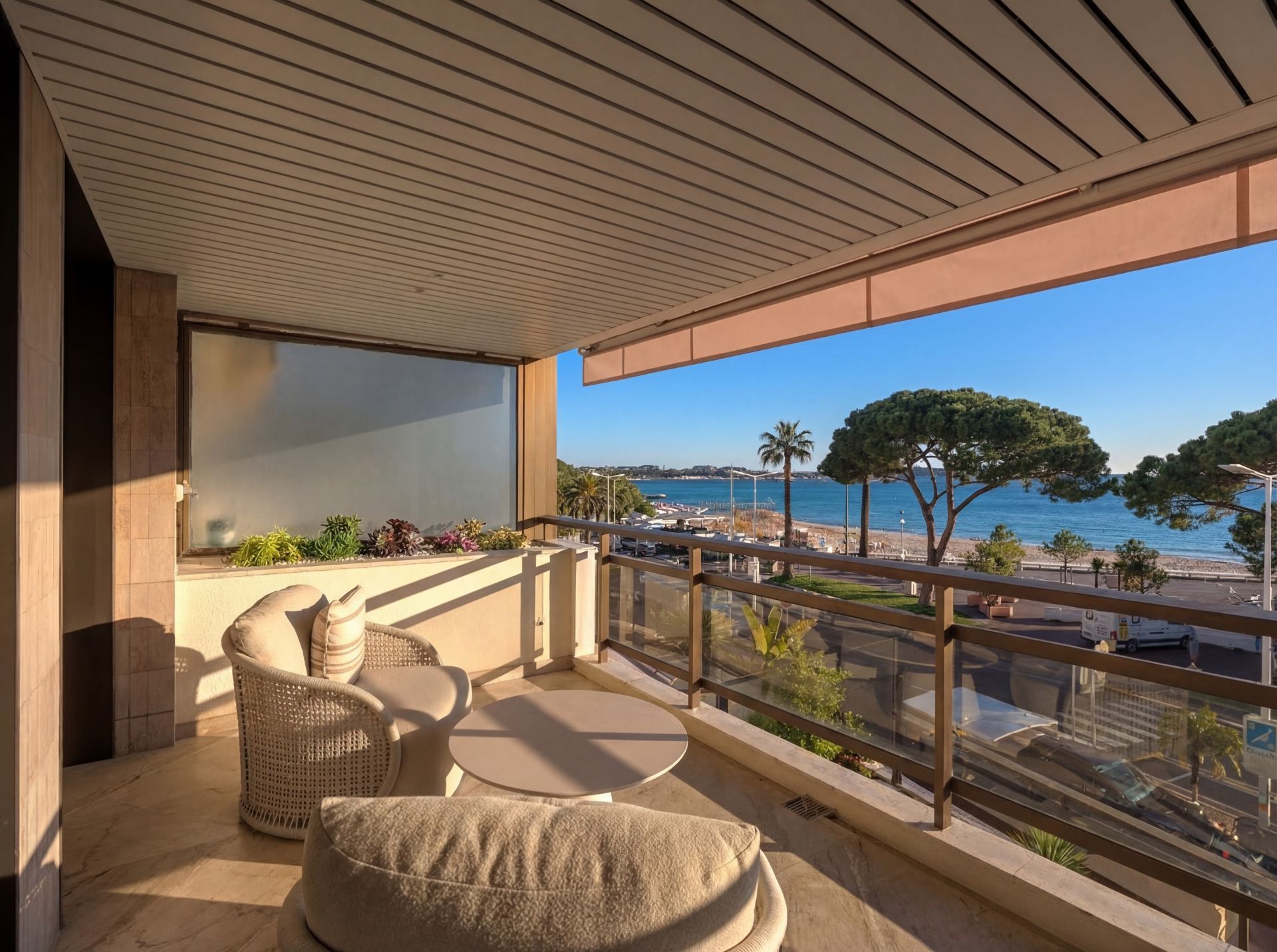 luxury apartment 6 Rooms for sale on CANNES (06400)