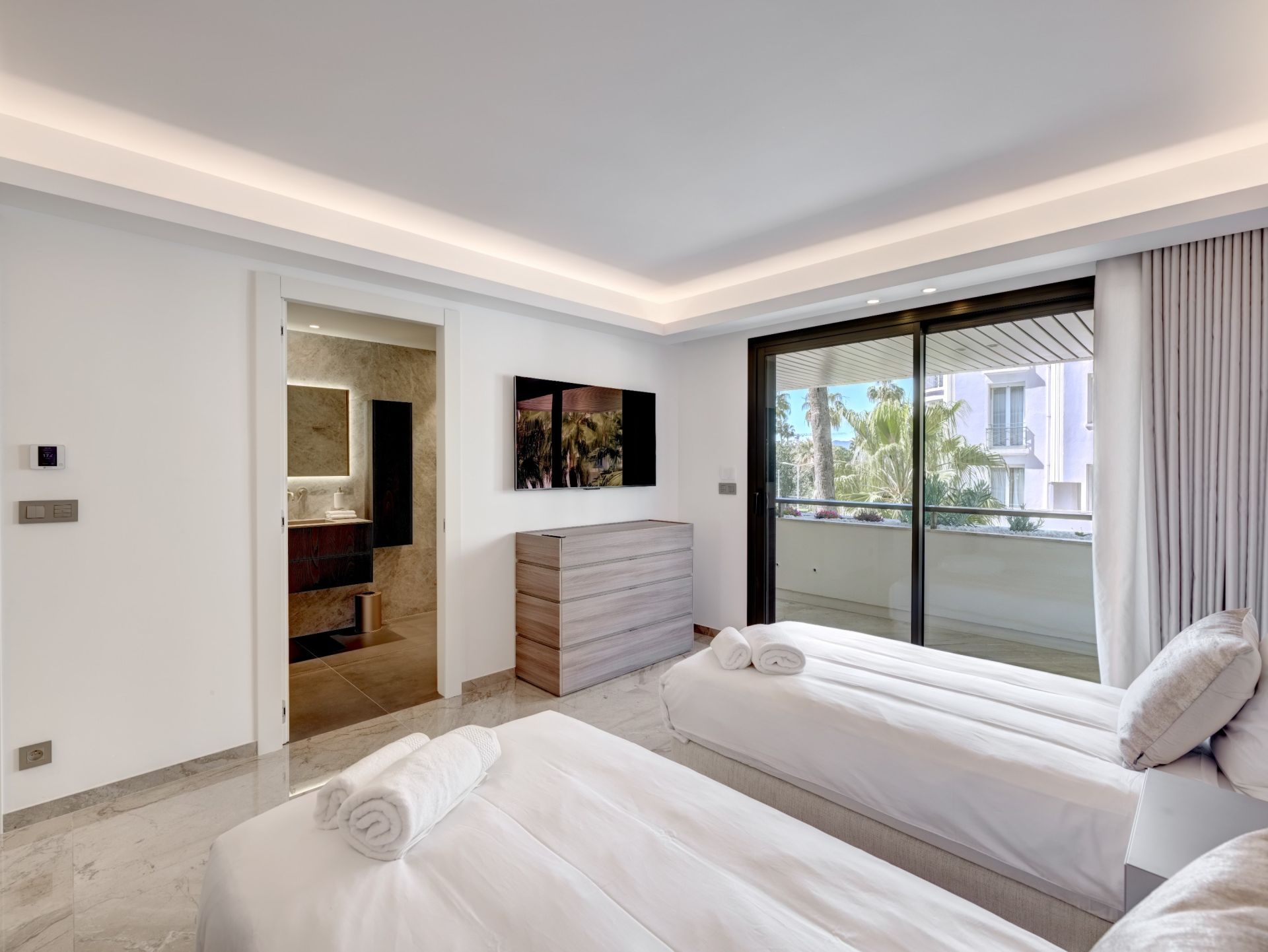 luxury apartment 6 Rooms for sale on CANNES (06400)