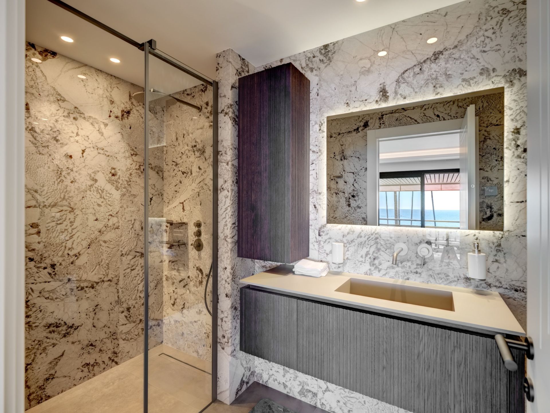 luxury apartment 6 Rooms for sale on CANNES (06400)
