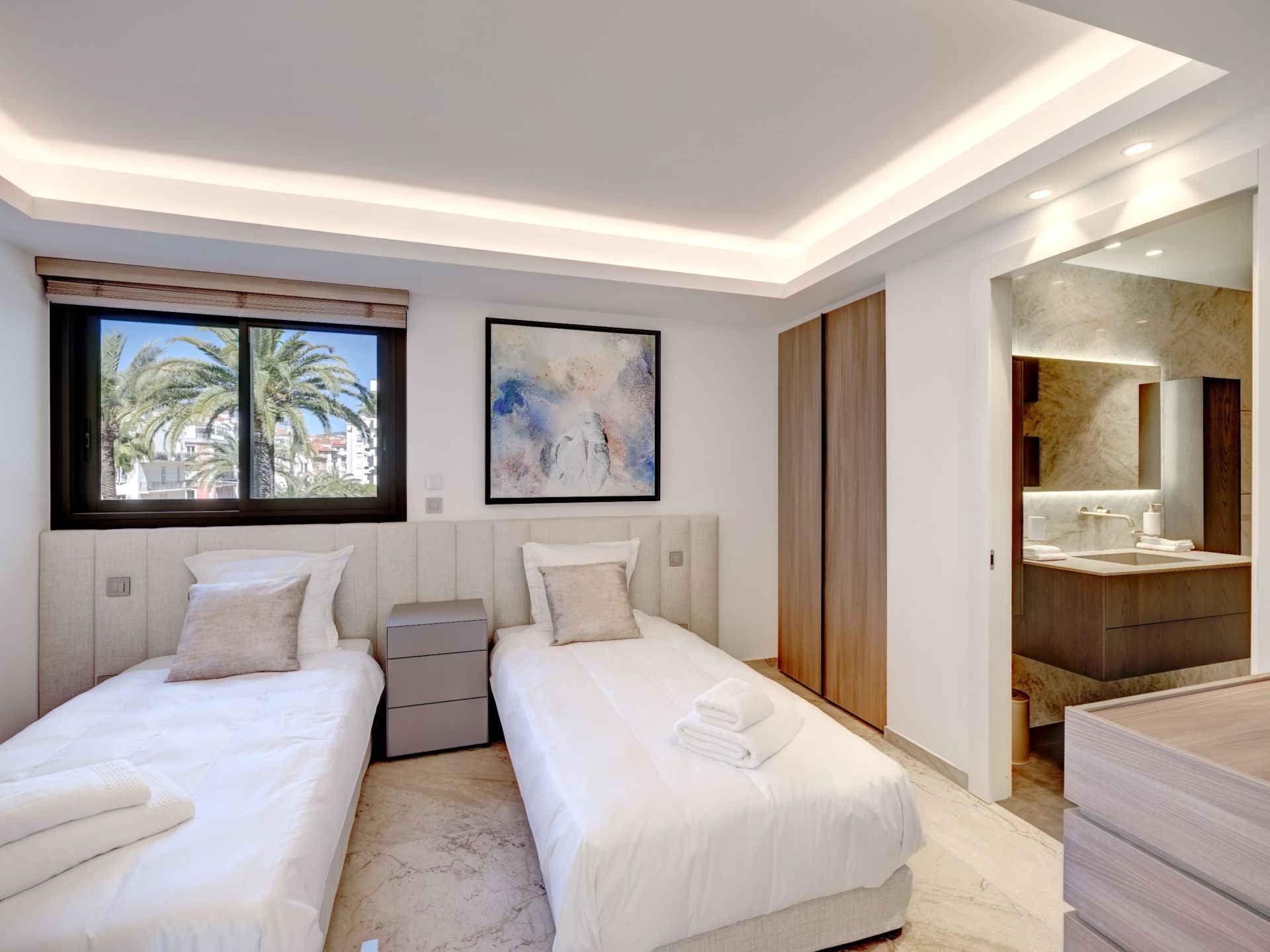 luxury apartment 6 Rooms for sale on CANNES (06400)