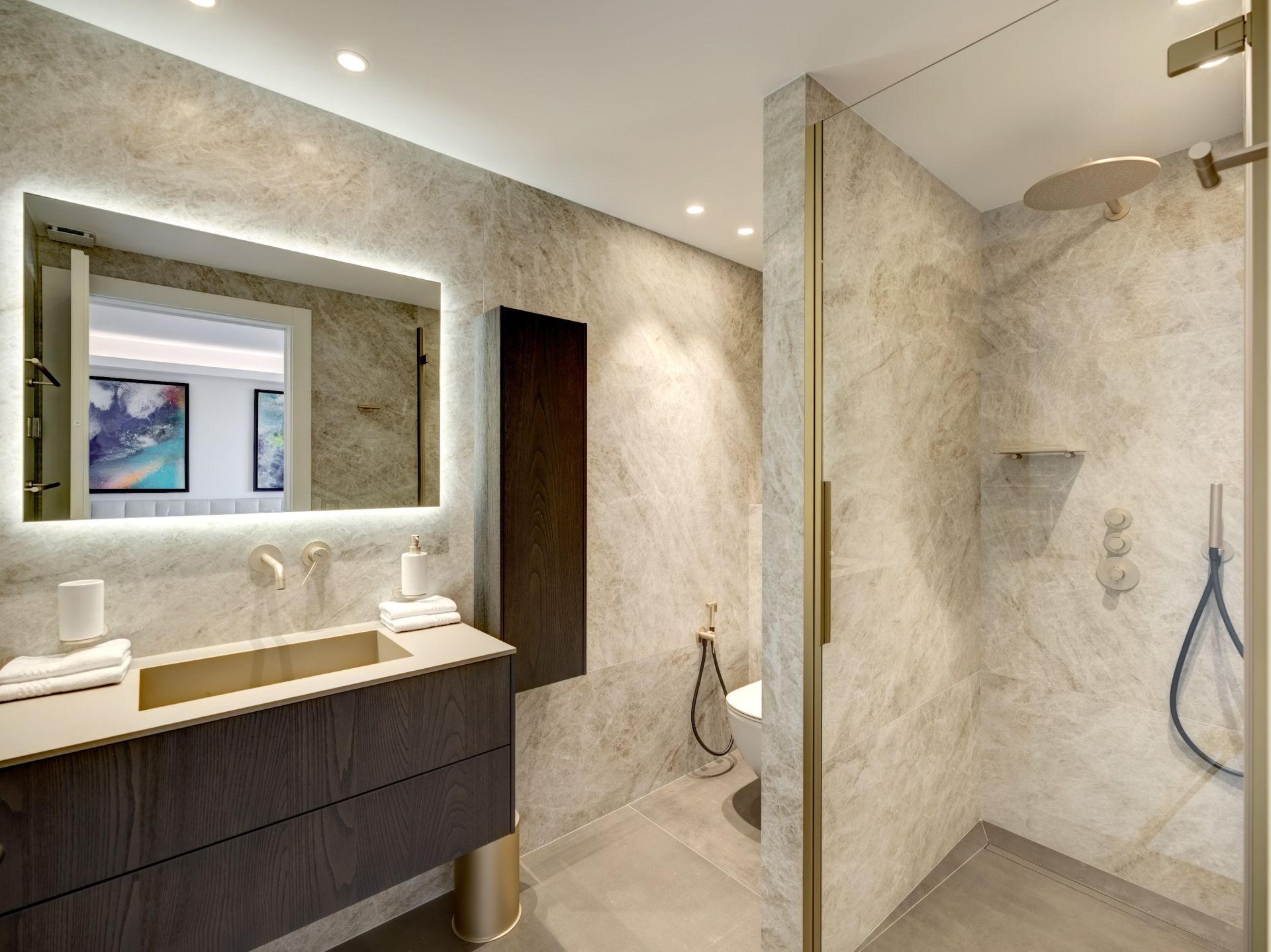 luxury apartment 6 Rooms for sale on CANNES (06400)