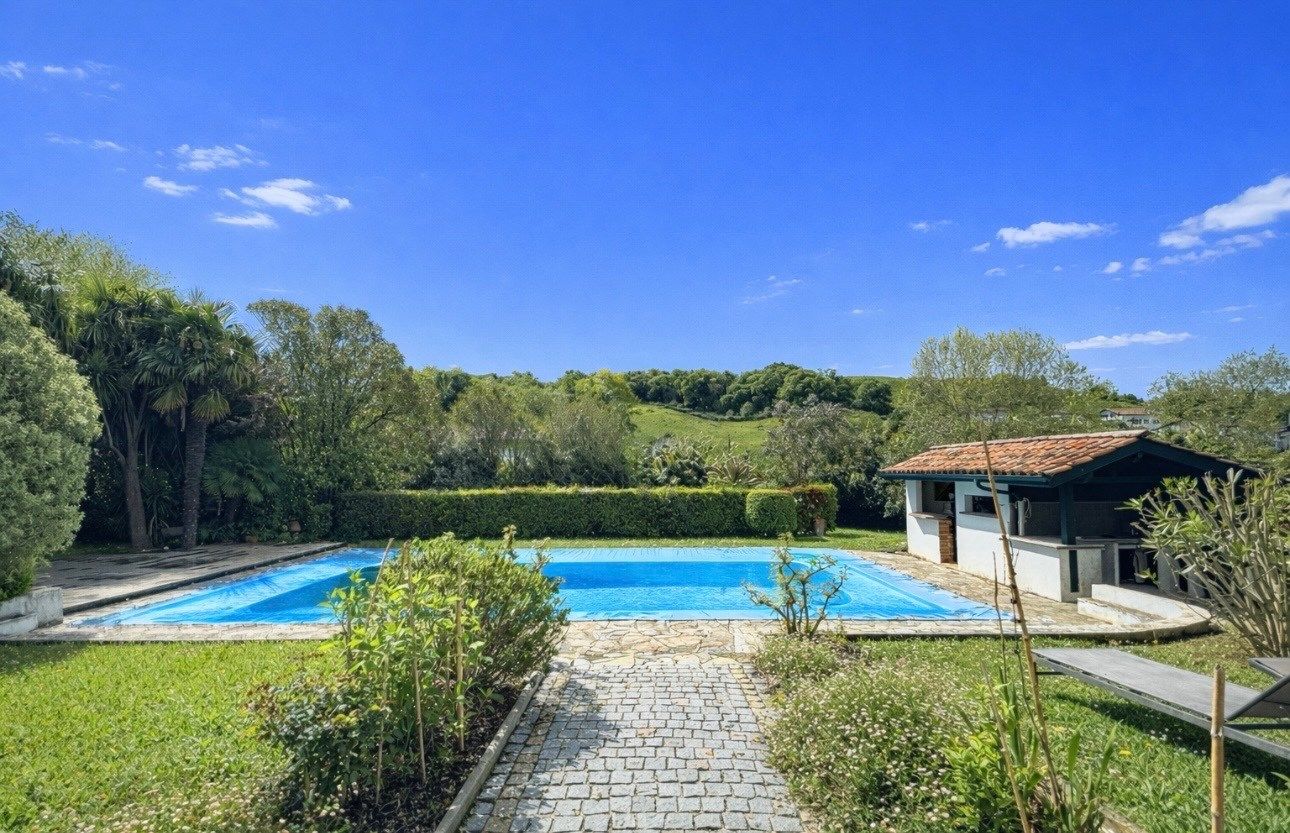 luxury house 9 Rooms for sale on ASCAIN (64310)
