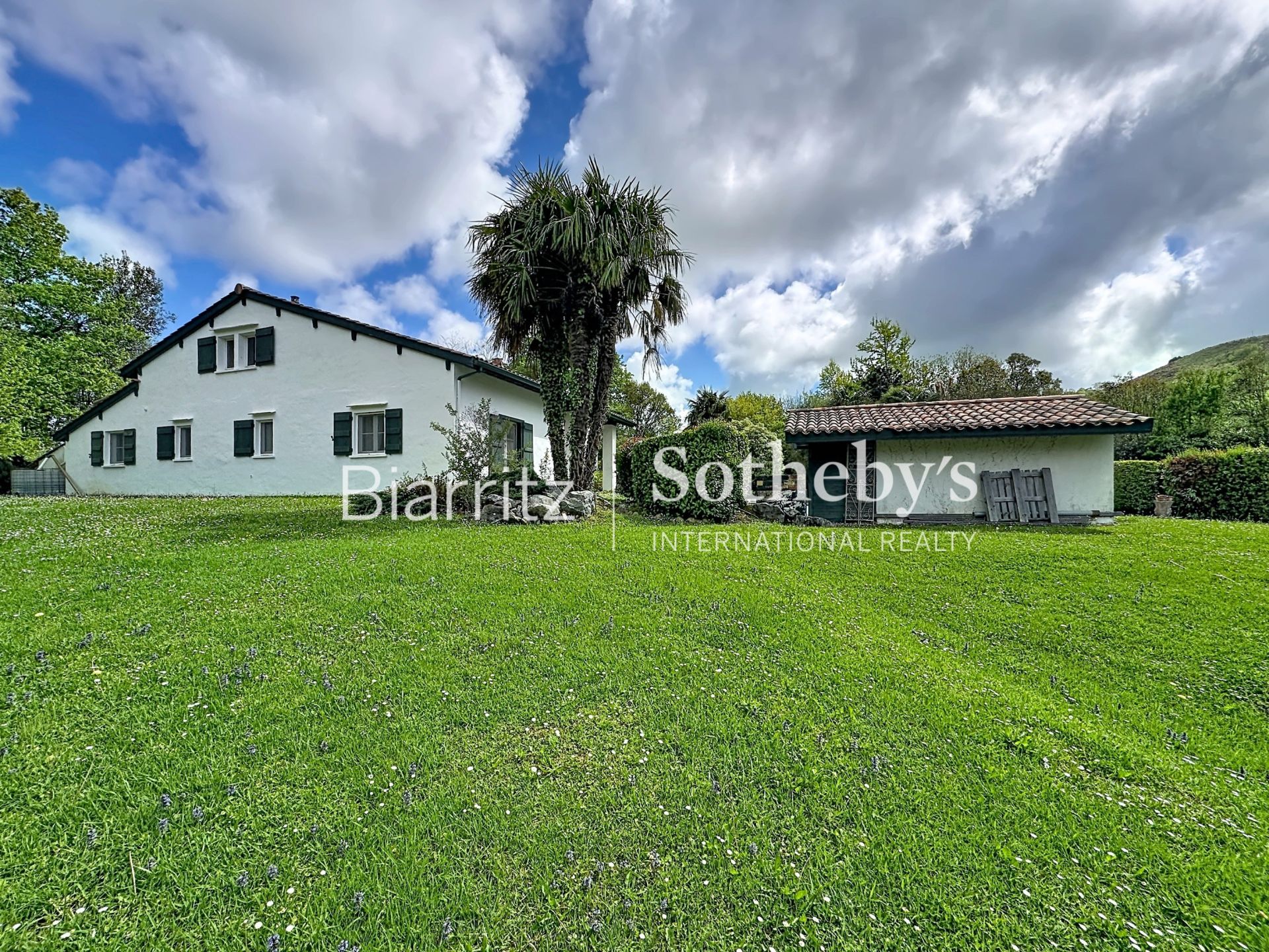 luxury house 9 Rooms for sale on ASCAIN (64310)