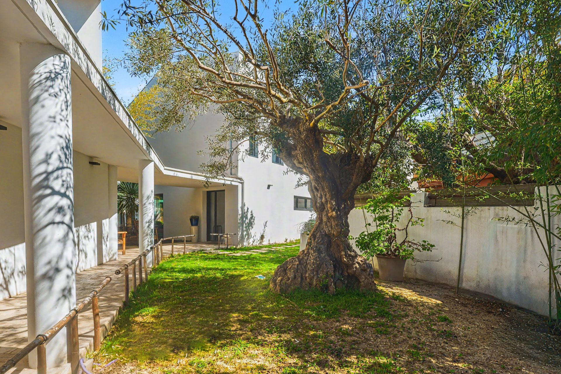 luxury house 6 Rooms for sale on AIX EN PROVENCE (13100)