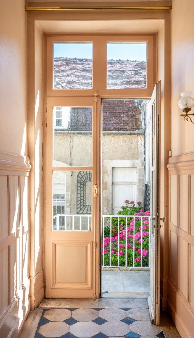 luxury house 6 Rooms for sale on AUXERRE (89000)
