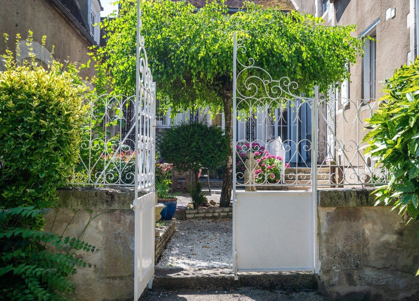 luxury house 6 Rooms for sale on AUXERRE (89000)