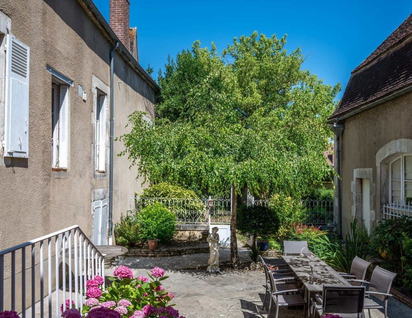 luxury house 6 Rooms for sale on AUXERRE (89000)