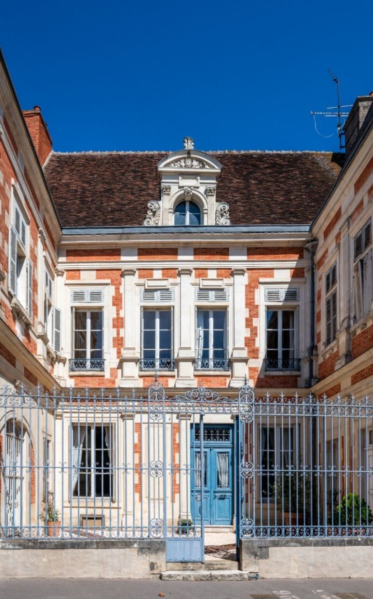 luxury house 6 Rooms for sale on AUXERRE (89000)