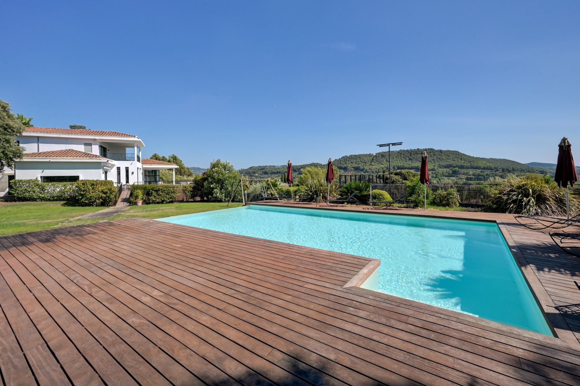 luxury house 8 Rooms for rent on LA CADIERE D AZUR (83740)