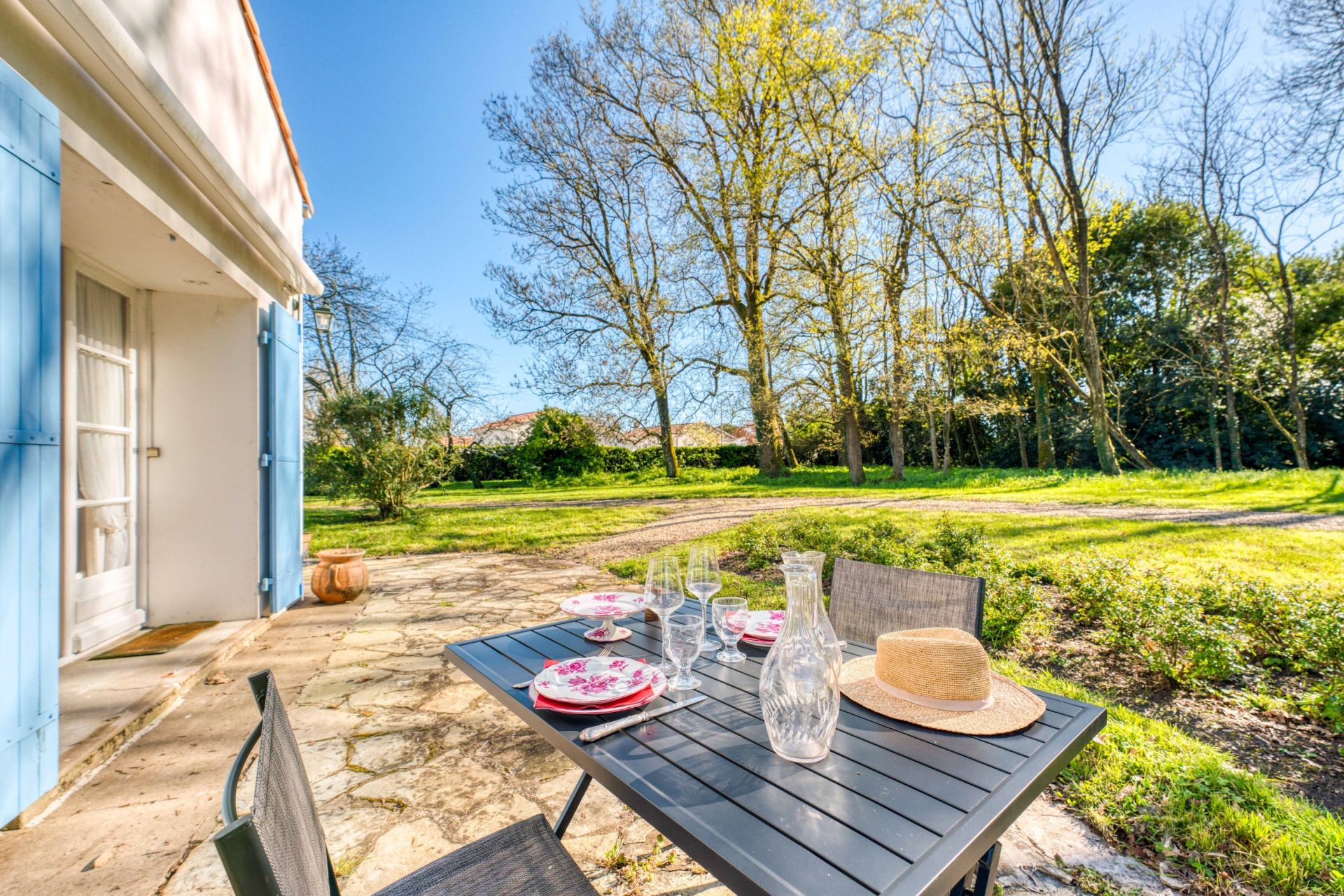 luxury house 11 Rooms for sale on BREUILLET (17920)