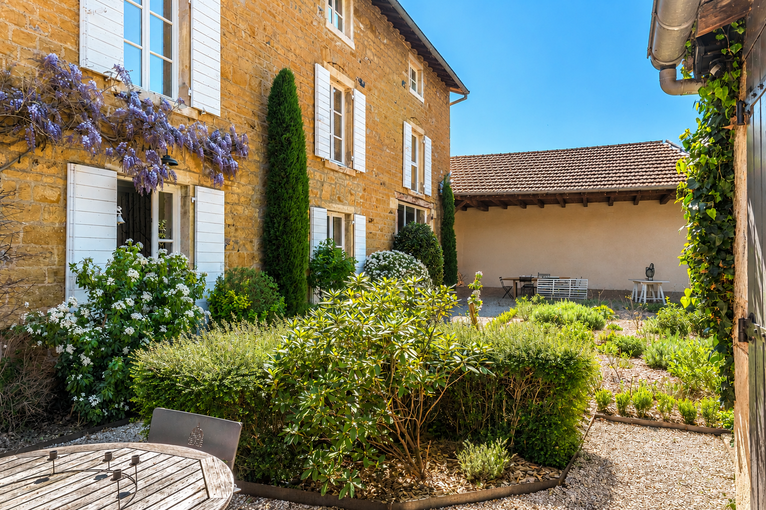 luxury house 9 Rooms for sale on CHASSELAY (69380)