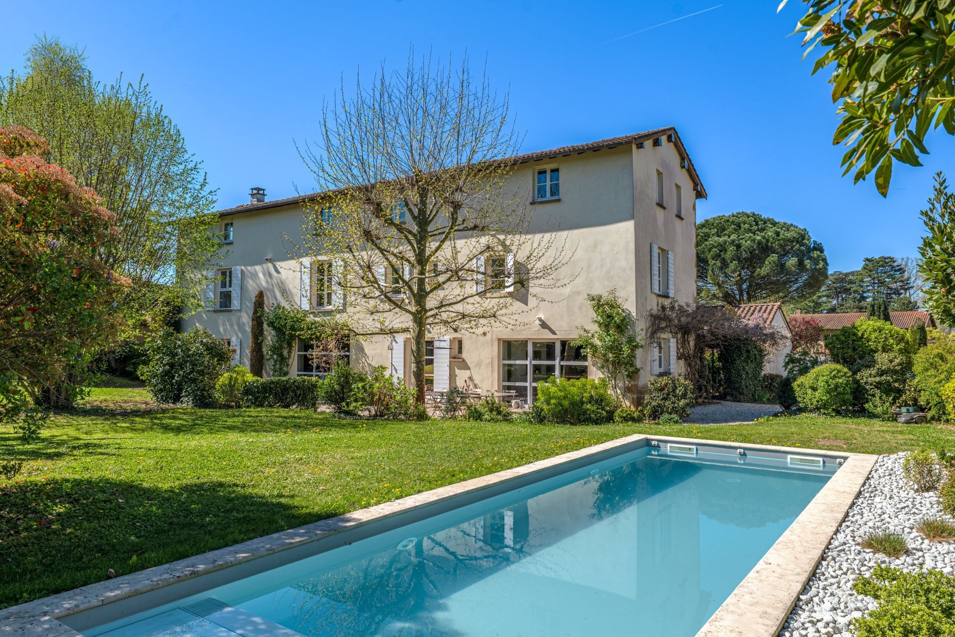 luxury house 9 Rooms for sale on CHASSELAY (69380)