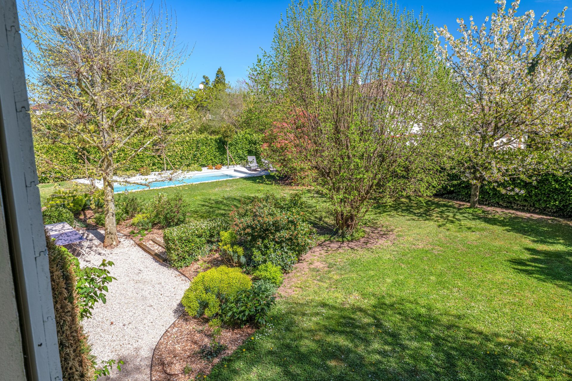 luxury house 9 Rooms for sale on CHASSELAY (69380)