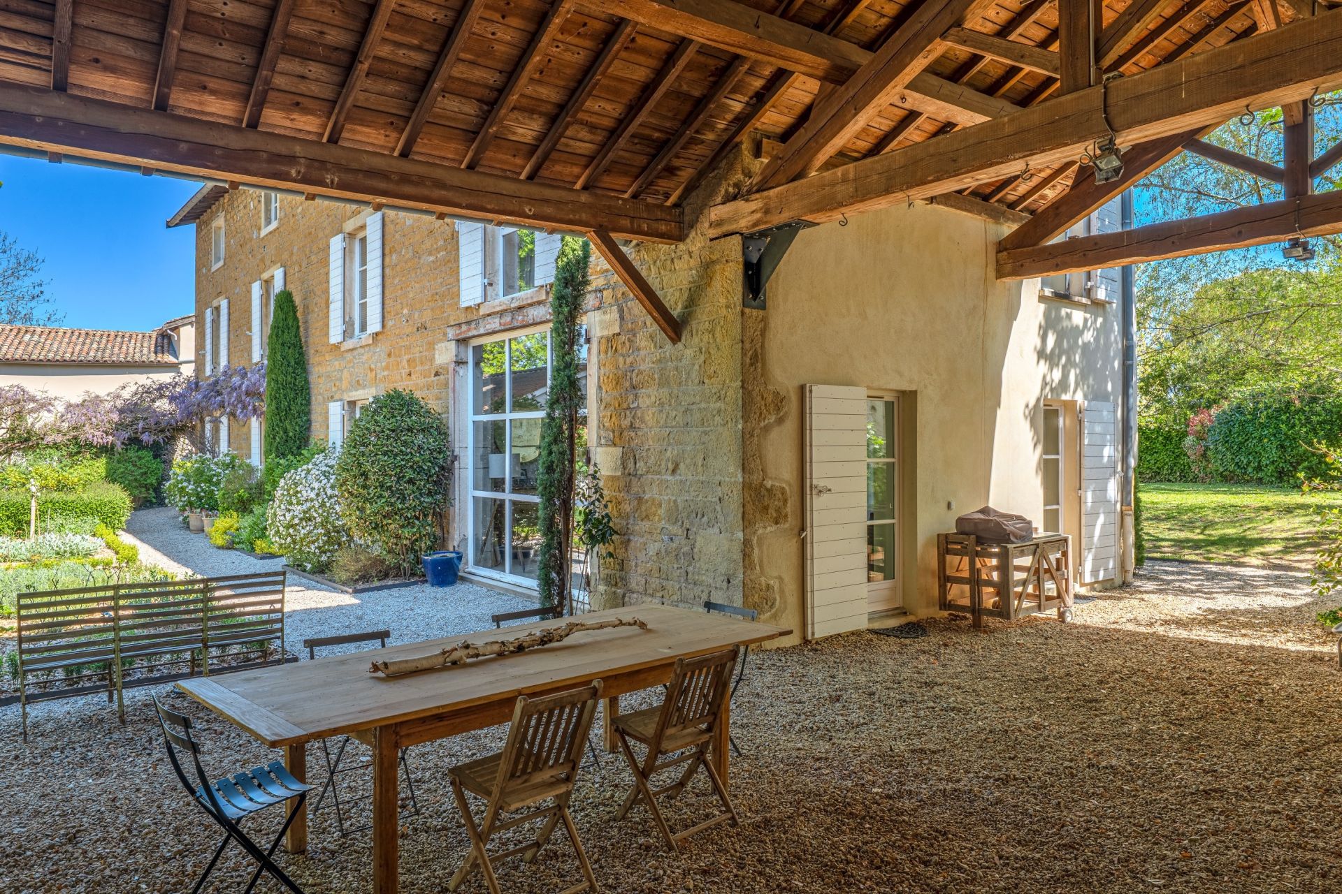 luxury house 9 Rooms for sale on CHASSELAY (69380)