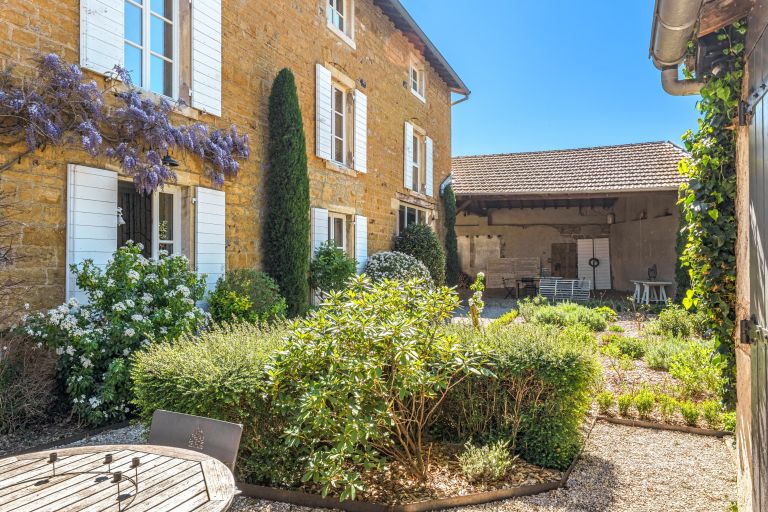 luxury house 9 Rooms for sale on CHASSELAY (69380)