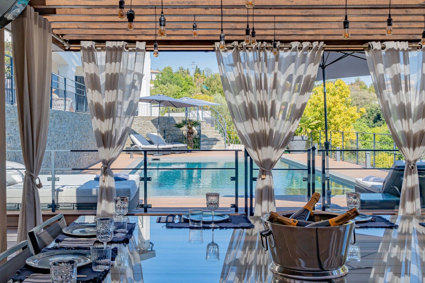 luxury villa 8 Rooms for sale on CAGNES SUR MER (06800)