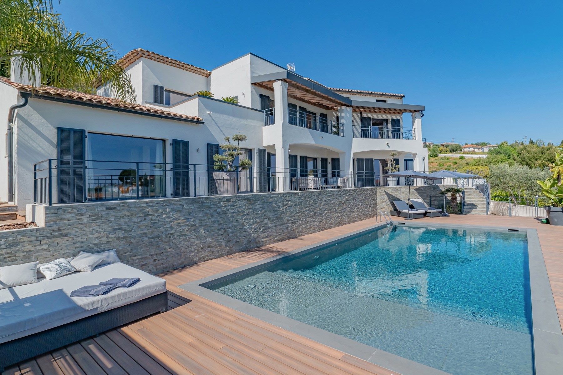 luxury villa 8 Rooms for sale on CAGNES SUR MER (06800)