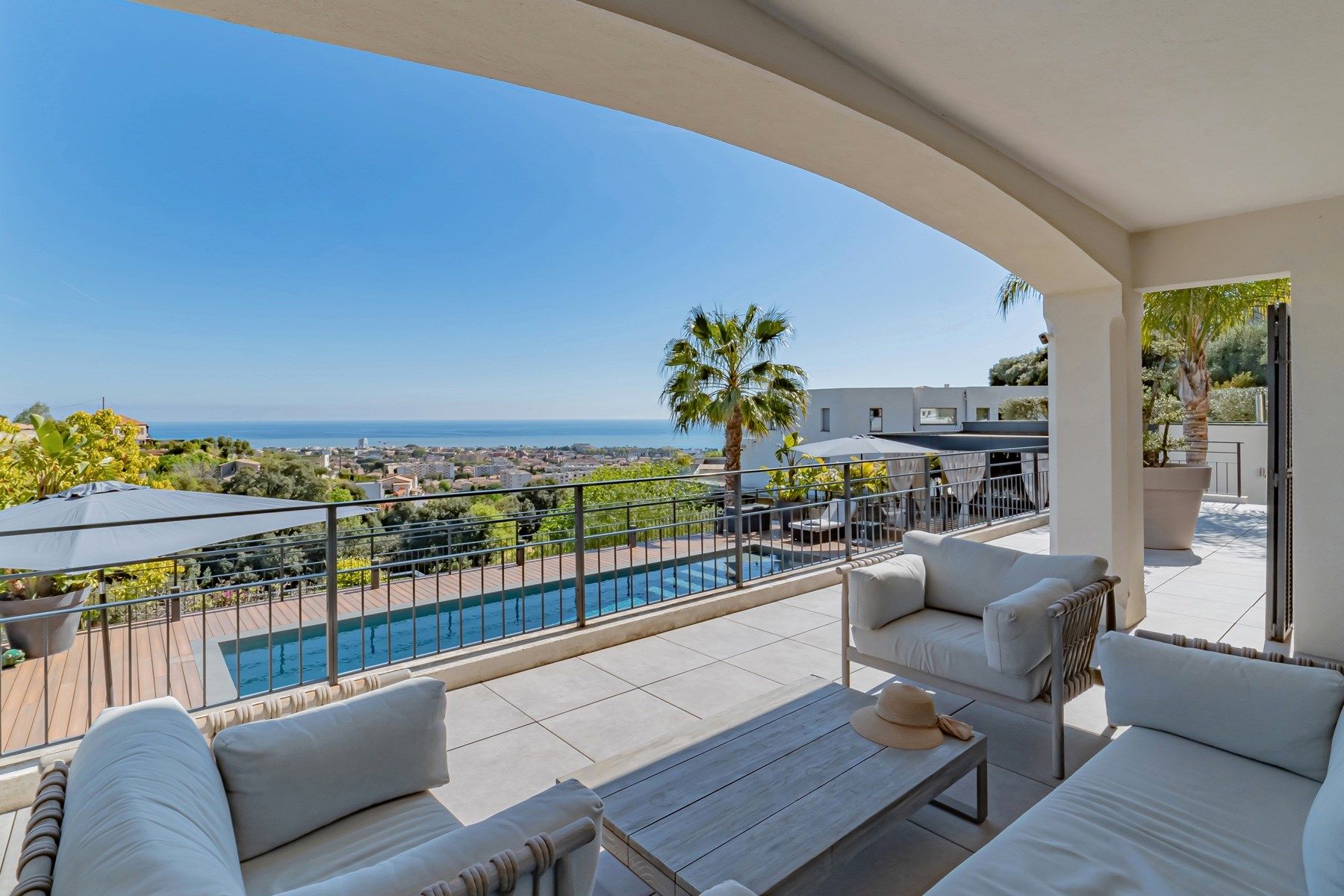 luxury villa 8 Rooms for sale on CAGNES SUR MER (06800)