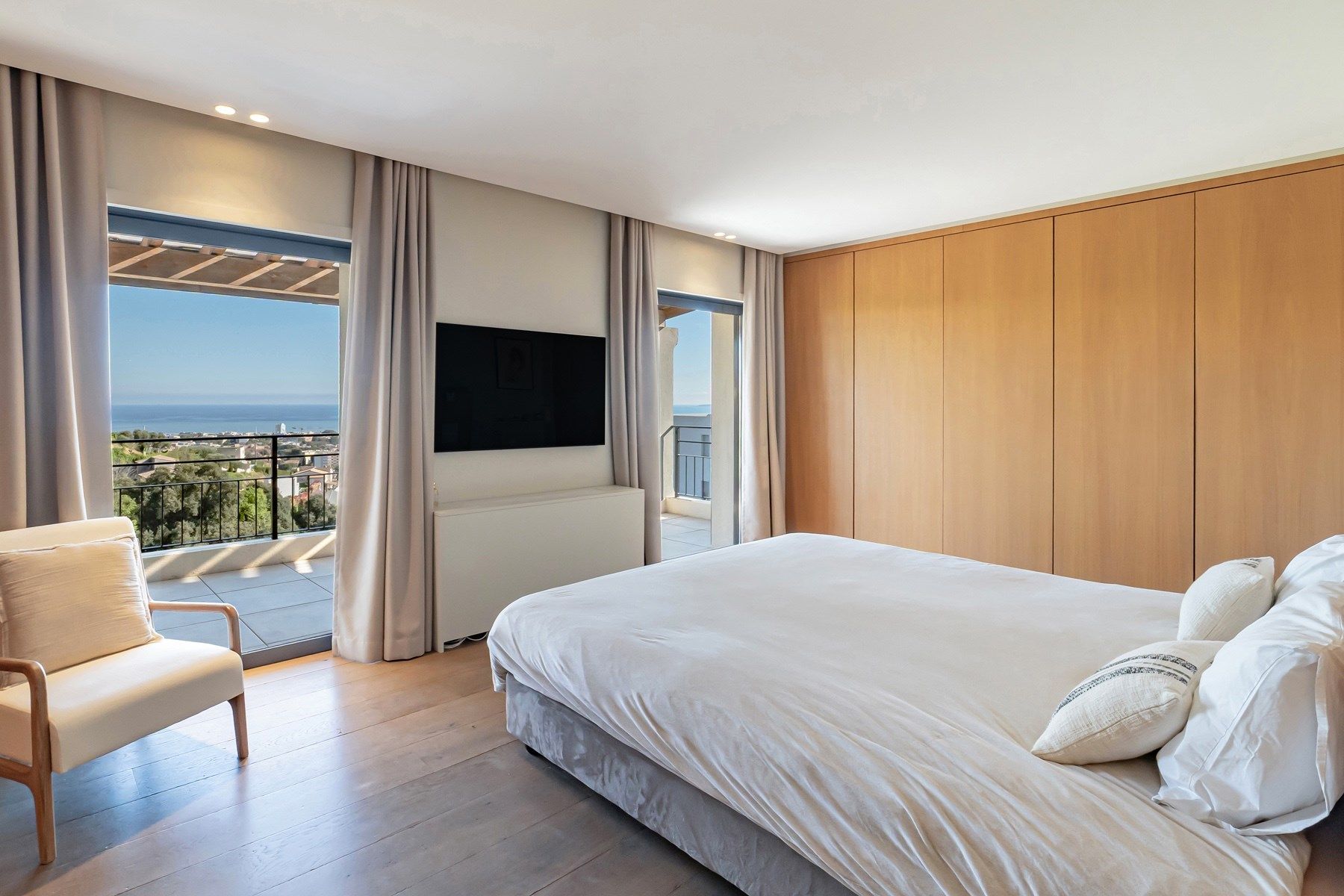luxury villa 8 Rooms for sale on CAGNES SUR MER (06800)