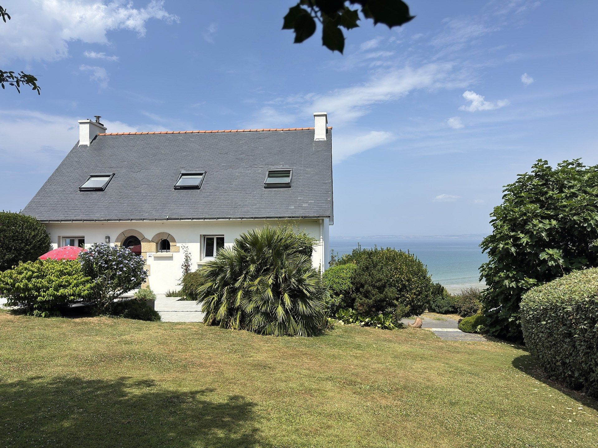 luxury house 7 Rooms for sale on KERLAZ (29100)