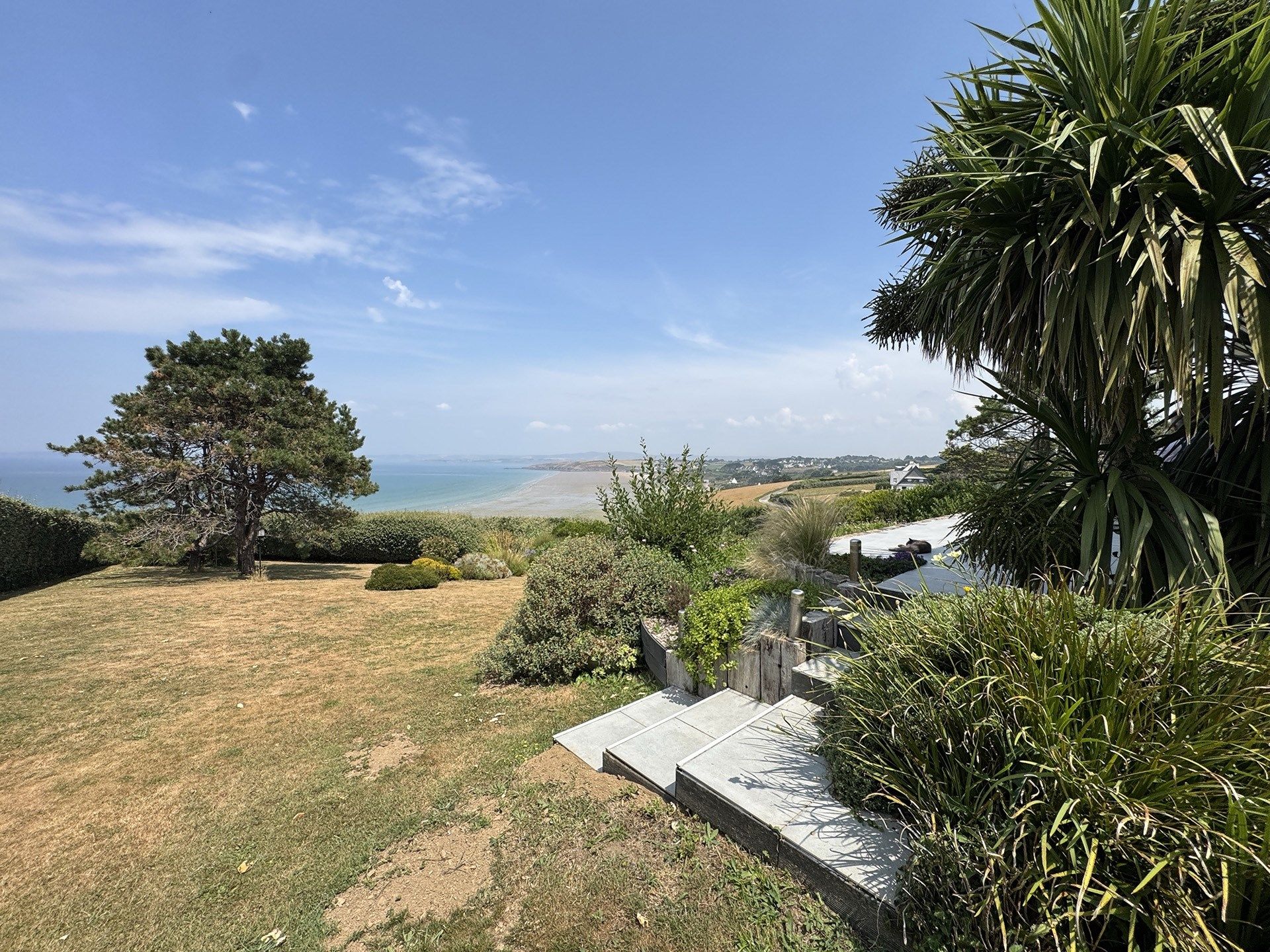 luxury house 7 Rooms for sale on KERLAZ (29100)