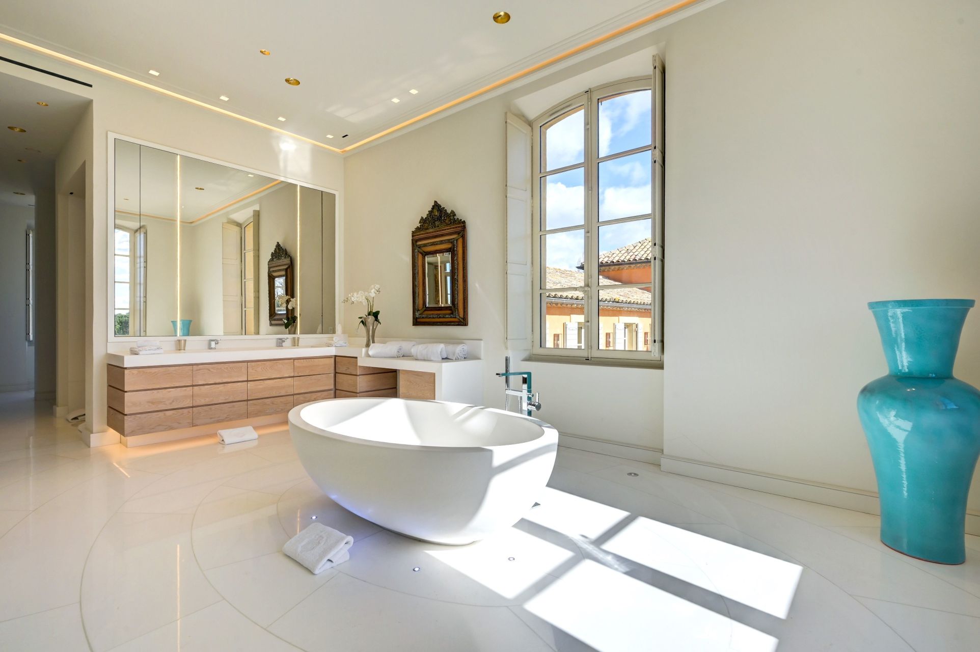 propriété de luxe 20 Pièces en location saisonnière sur LAMBESC (13410)