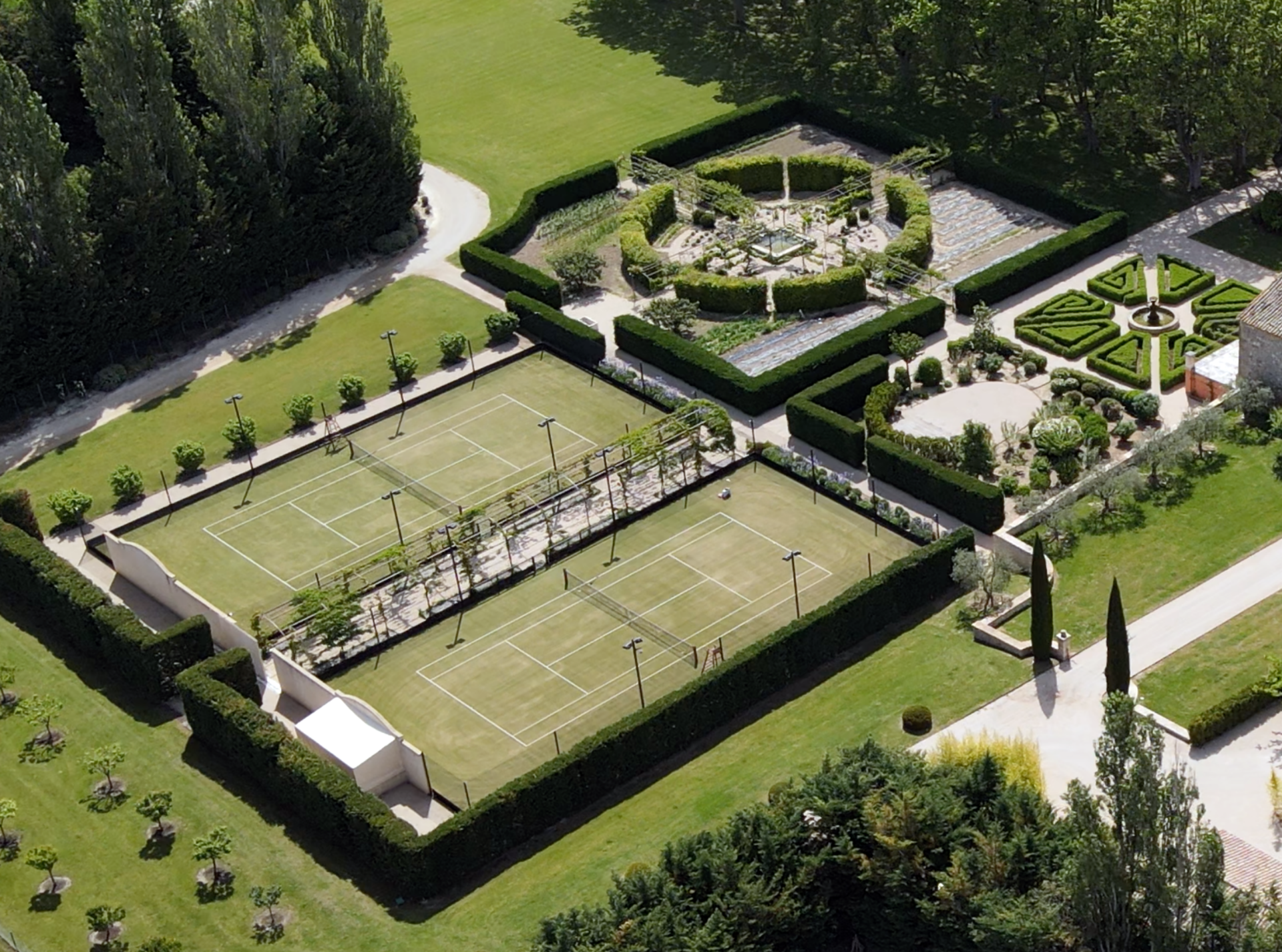 propriété de luxe 20 Pièces en location saisonnière sur LAMBESC (13410)