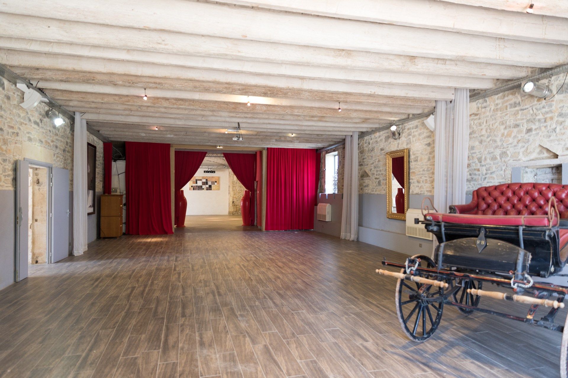 luxury property 35 Rooms for sale on NIMES (30000)