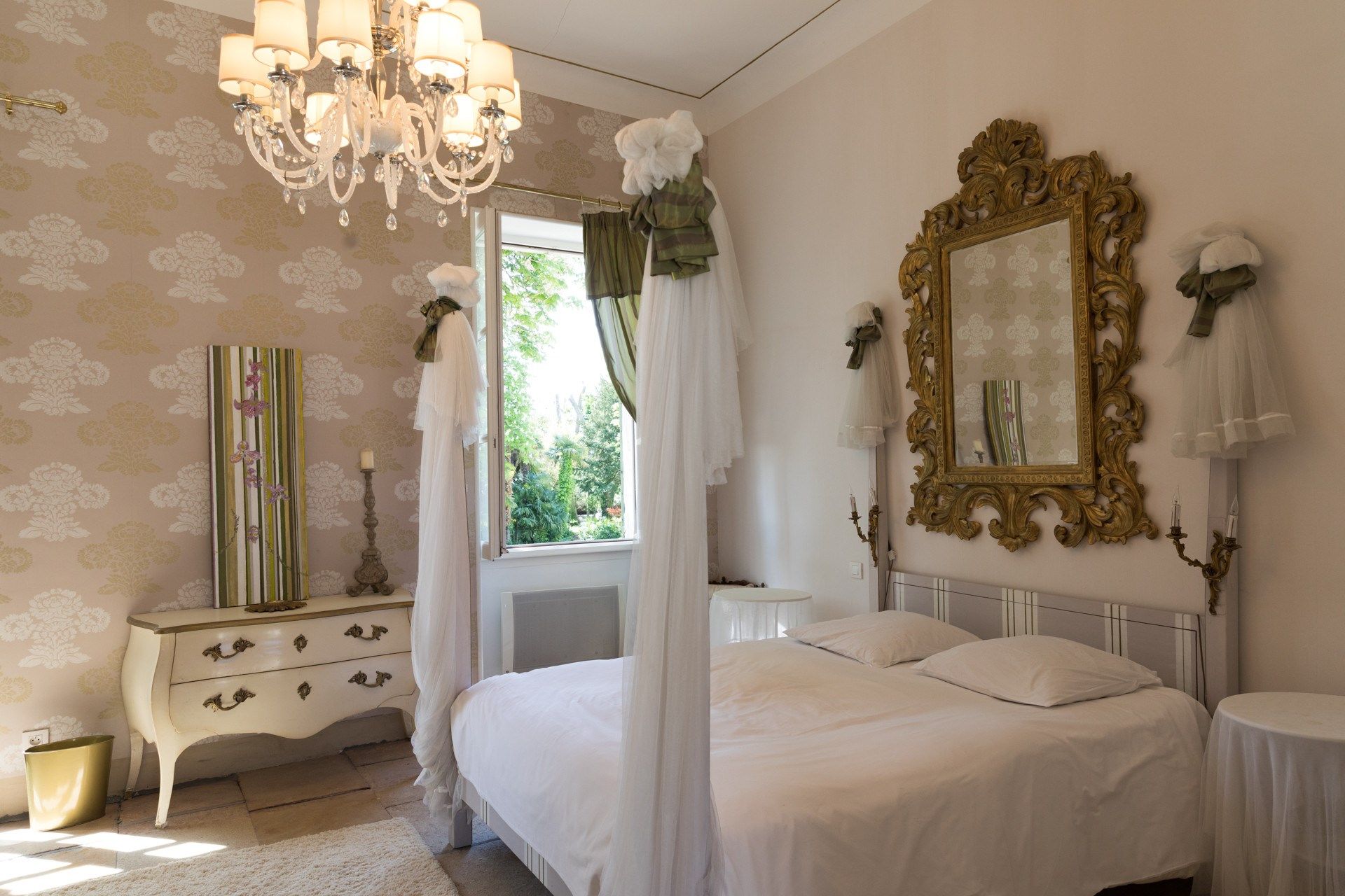 luxury property 35 Rooms for sale on NIMES (30000)