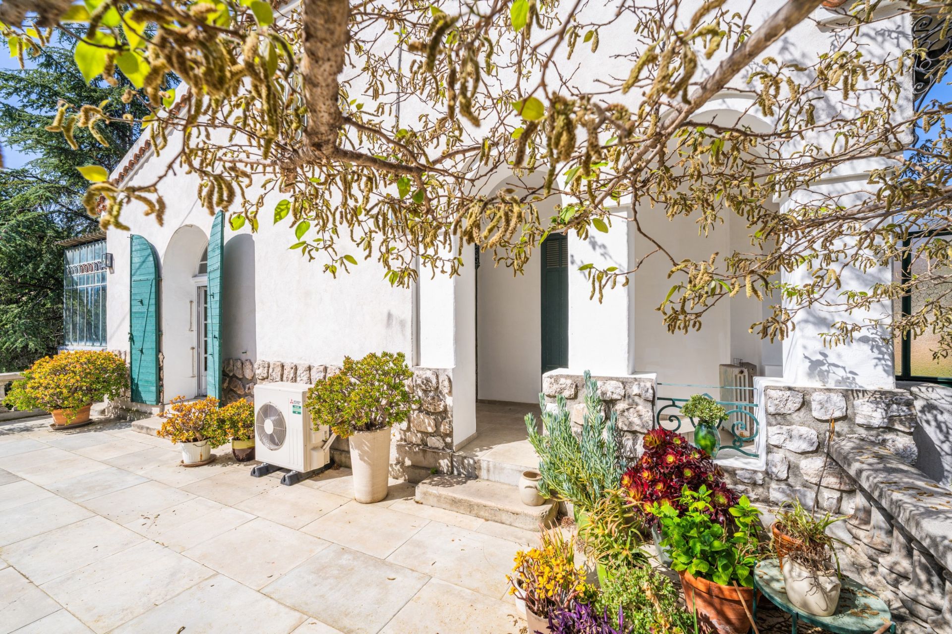 luxury house 6 Rooms for sale on MARSEILLE (13012)