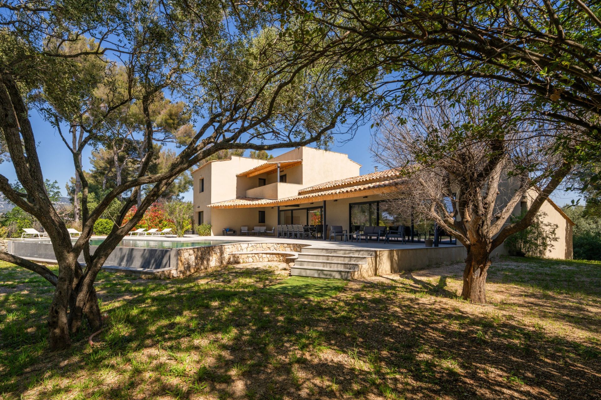 luxury house 10 Rooms for sale on OLLIOULES (83190)