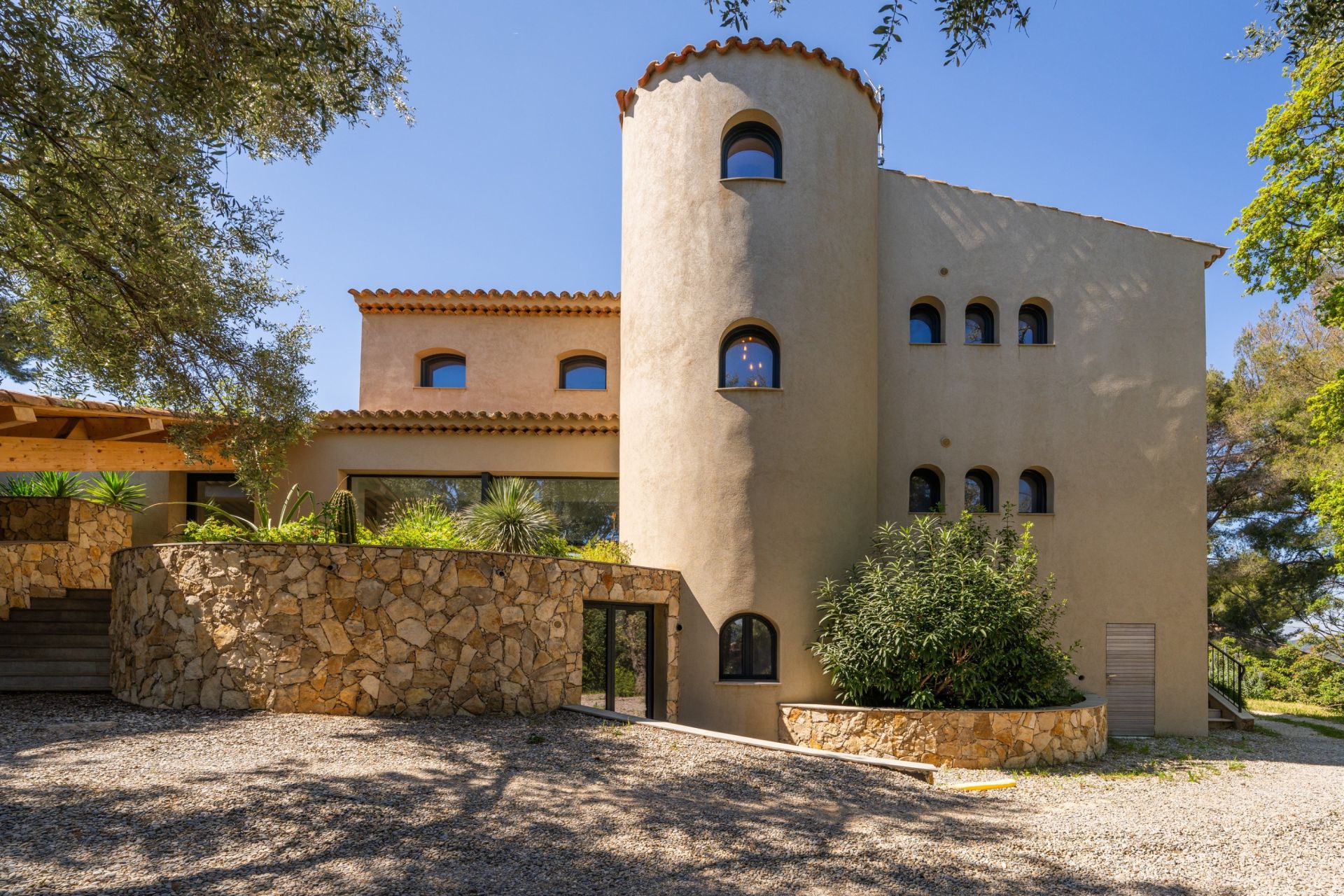 luxury house 10 Rooms for sale on OLLIOULES (83190)