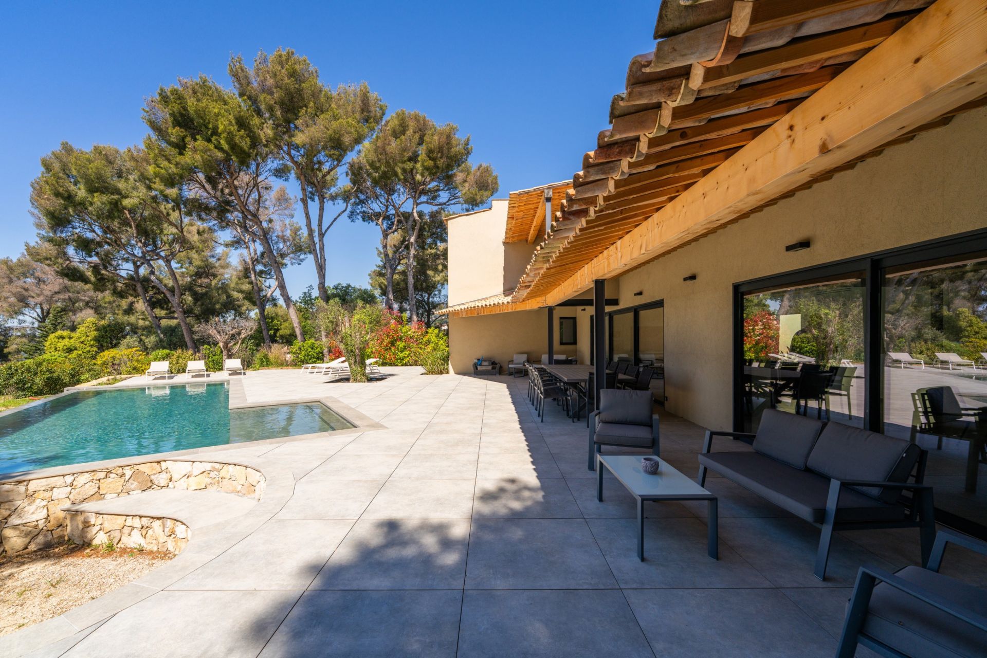 luxury house 10 Rooms for sale on OLLIOULES (83190)