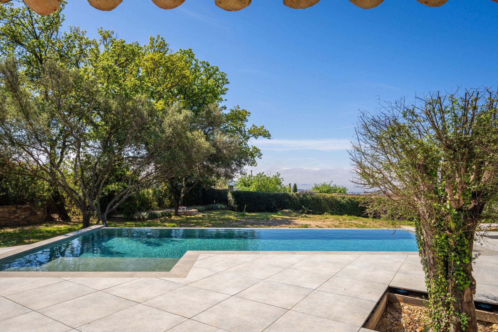luxury house 10 Rooms for sale on OLLIOULES (83190)