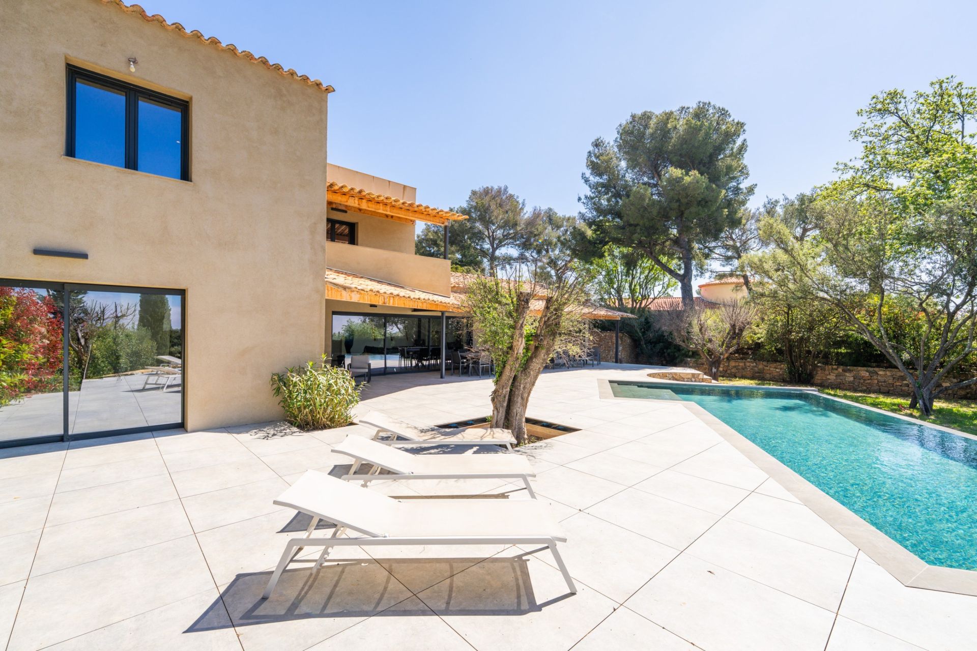 luxury house 10 Rooms for sale on OLLIOULES (83190)