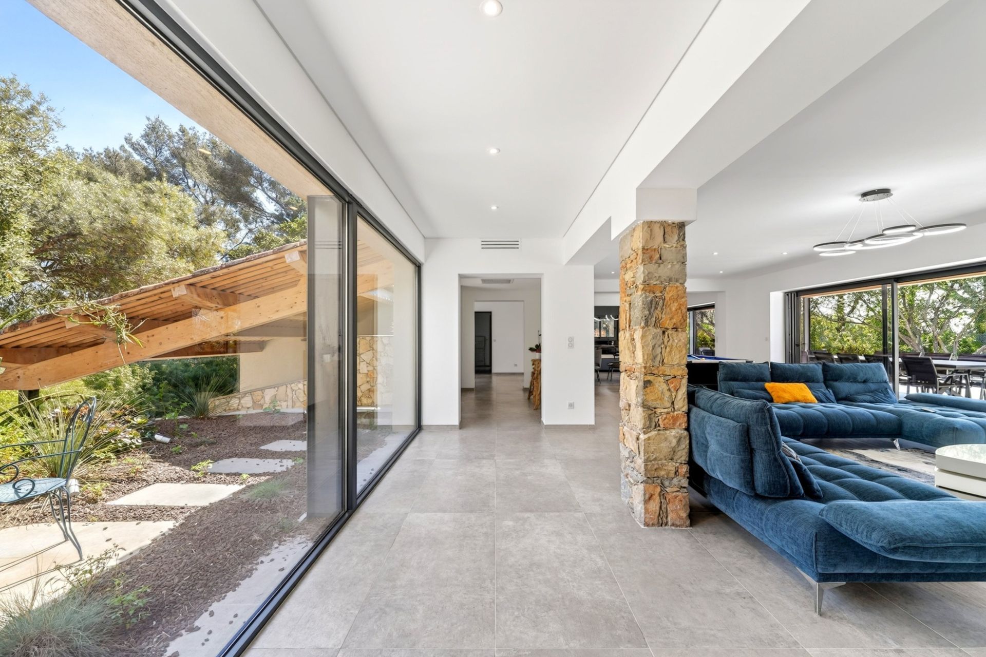 luxury house 10 Rooms for sale on OLLIOULES (83190)