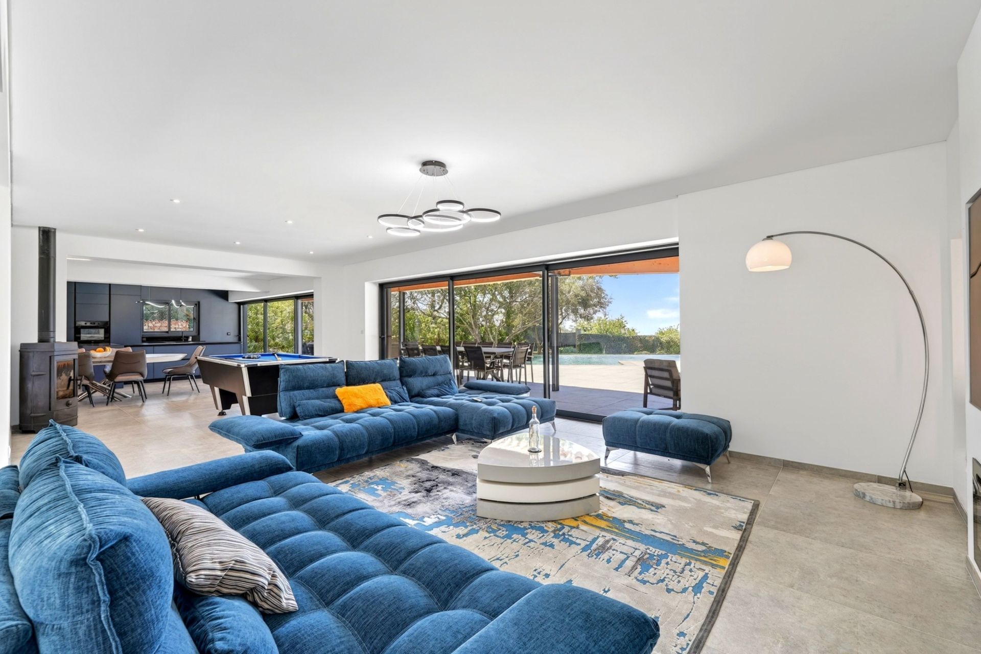 luxury house 10 Rooms for sale on OLLIOULES (83190)