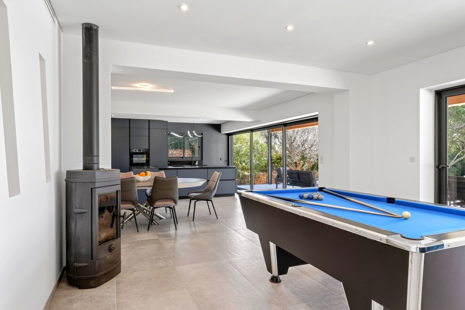 luxury house 10 Rooms for sale on OLLIOULES (83190)