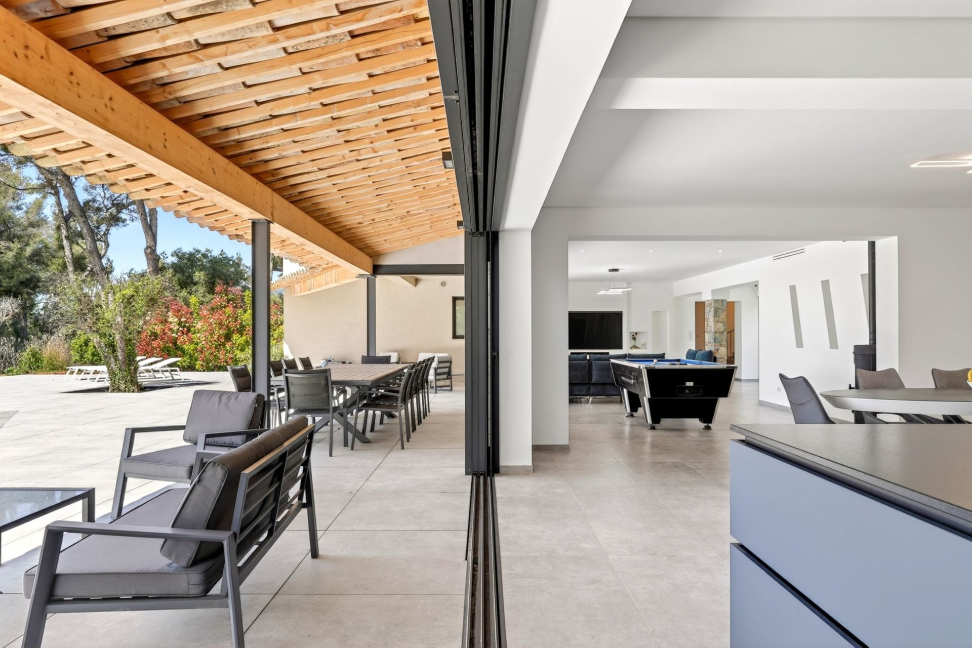 luxury house 10 Rooms for sale on OLLIOULES (83190)