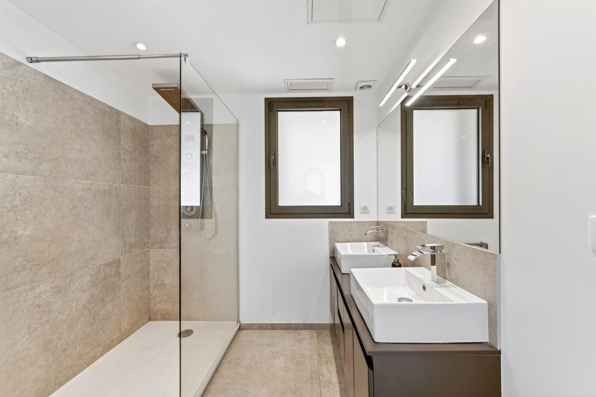 luxury house 10 Rooms for sale on OLLIOULES (83190)