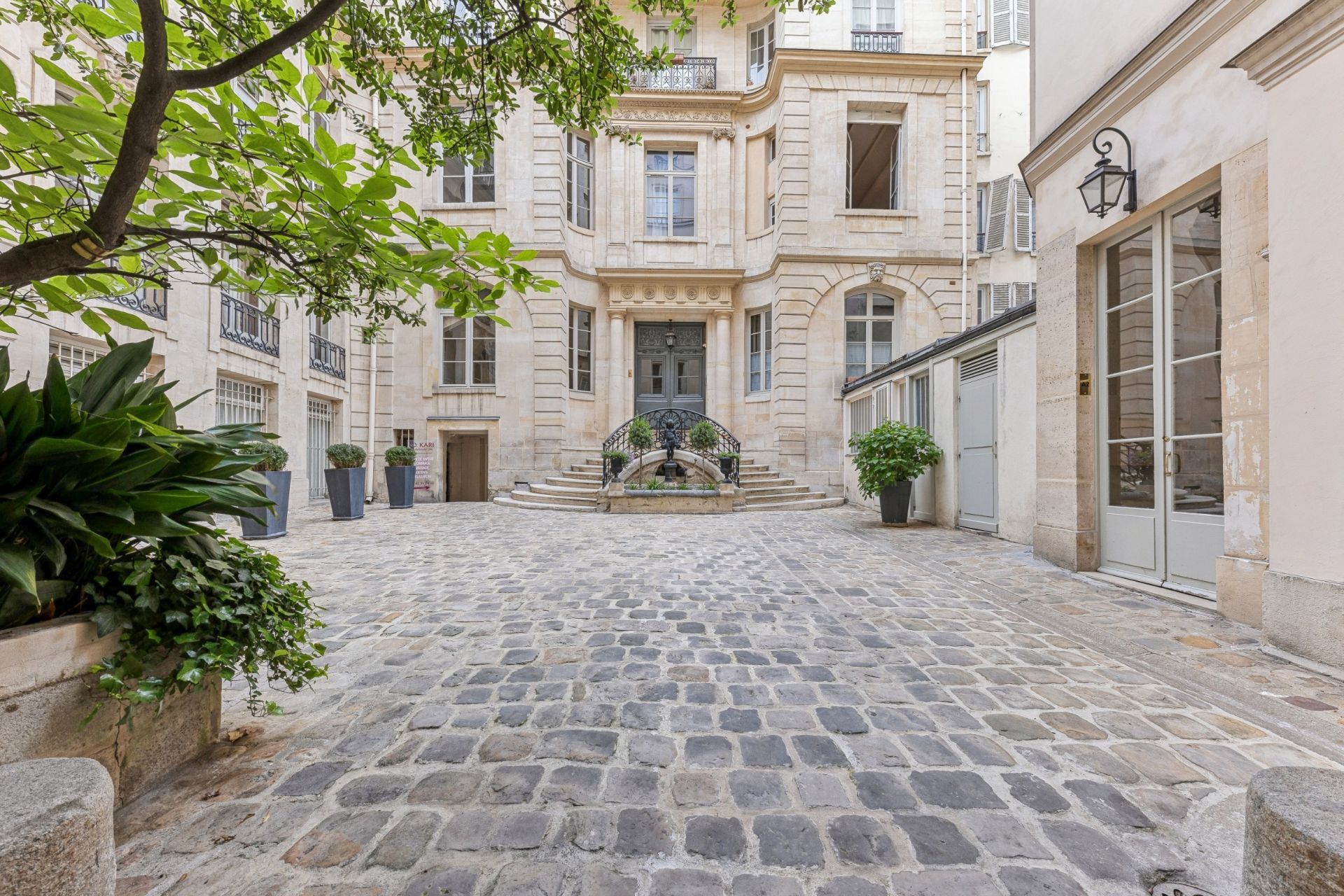 luxury apartment 2 Rooms for sale on PARIS (75002)